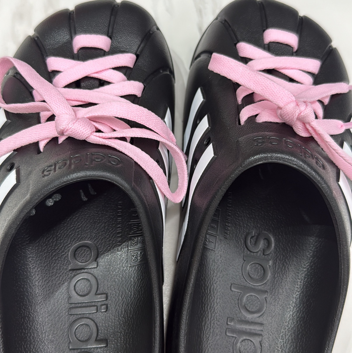 Adidas Adilette Clog Black White 착용 스타일