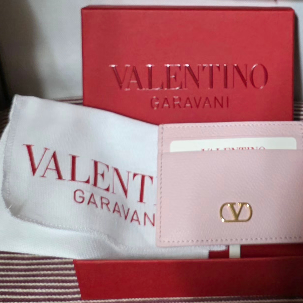 Valentino V Logo Signature Card Holder Pink 착용 스타일
