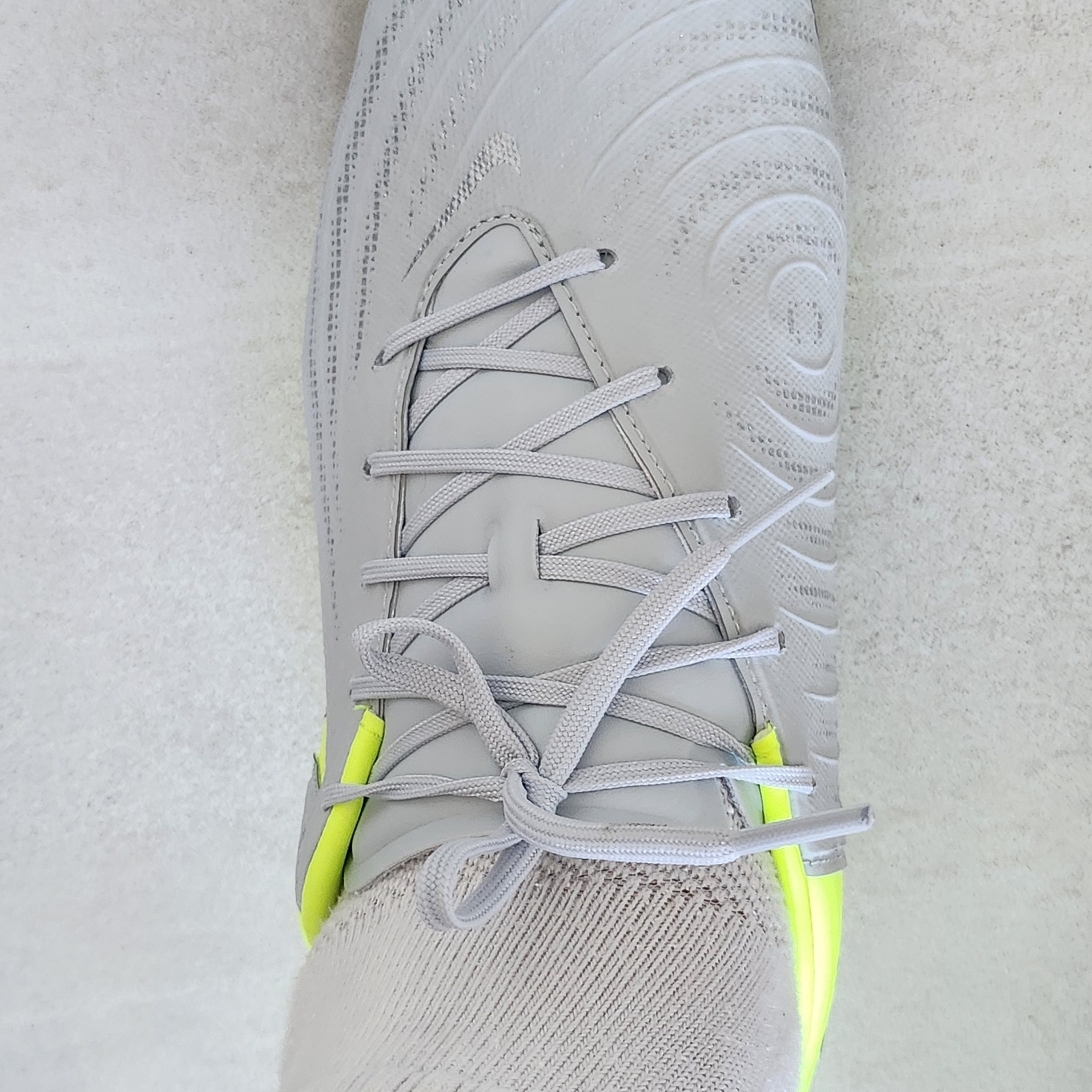 Nike Phantom GX 2 Academy FG/MG Metallic Silver Volt 착용 스타일 - 1