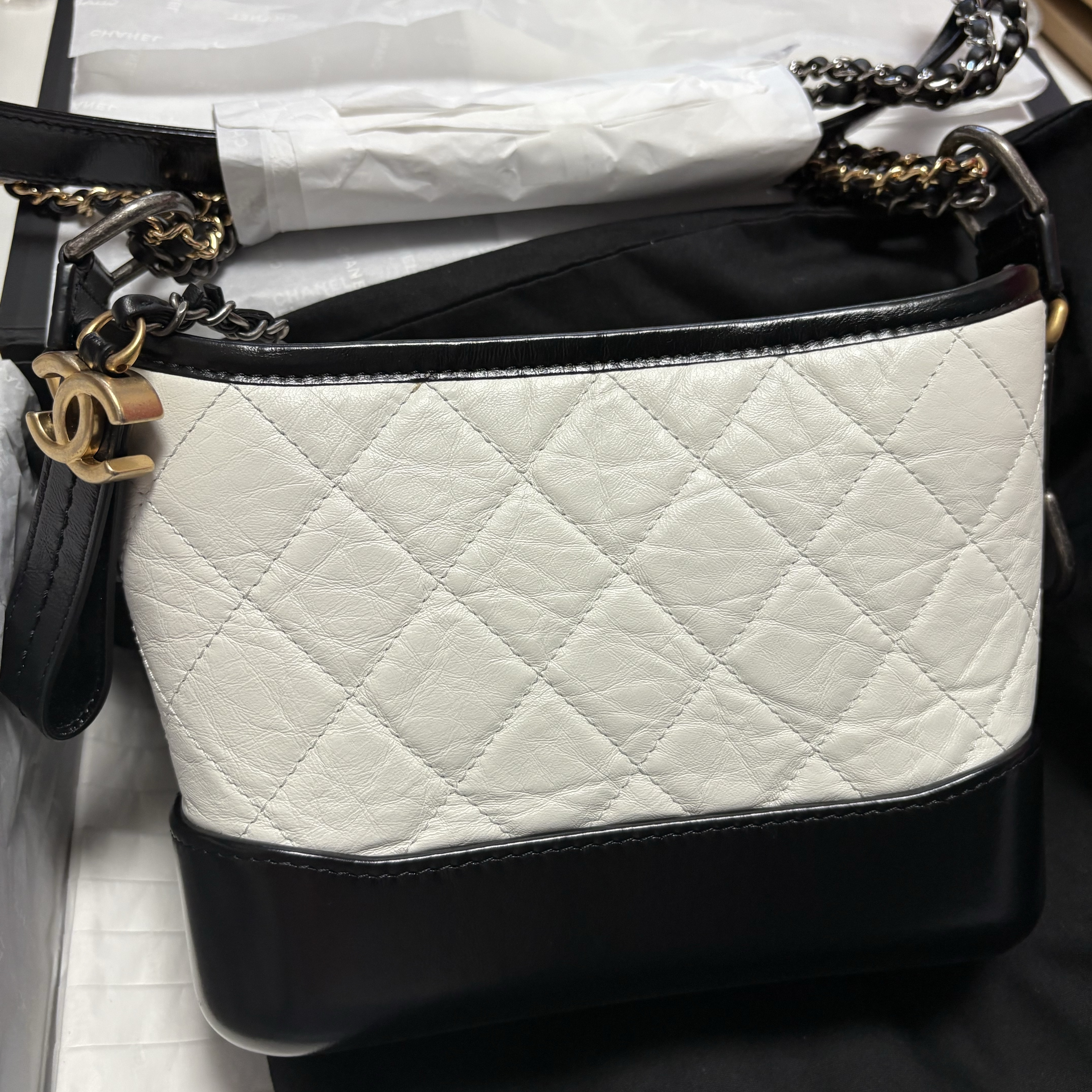 Chanel Gabrielle Small Hobo Bag Aged Calfskin & Gold White Black 착용 스타일 - 1