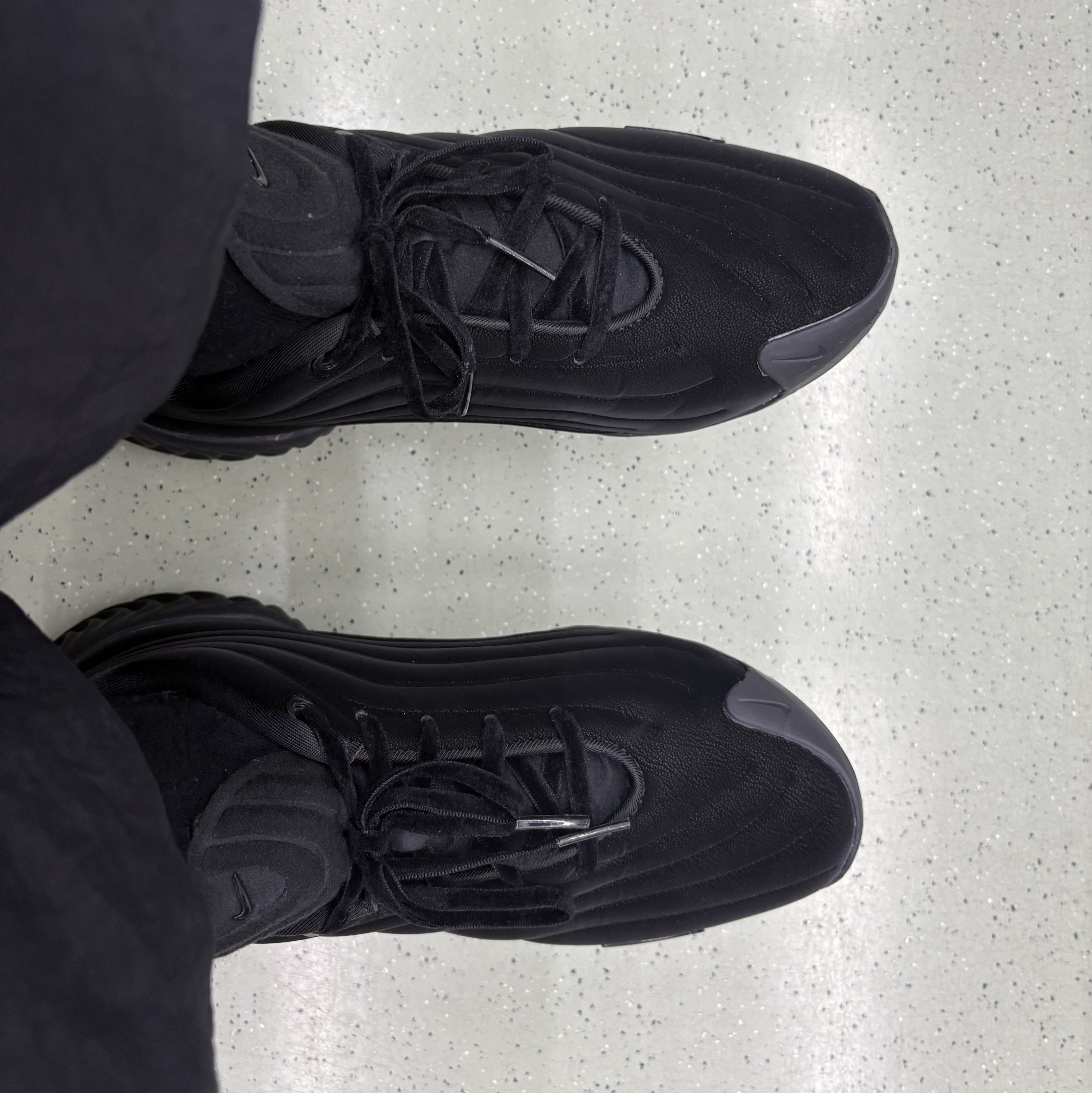 (W) Nike Astra Ultra Triple Black 착용 스타일 - 1