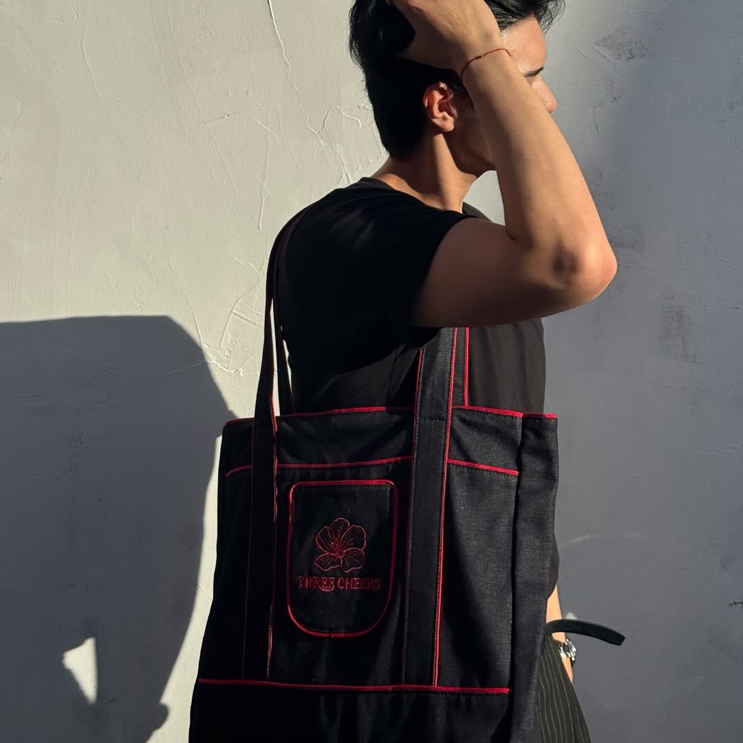 Threecheers Flower Logo Denim Bag 착용 스타일 - 2