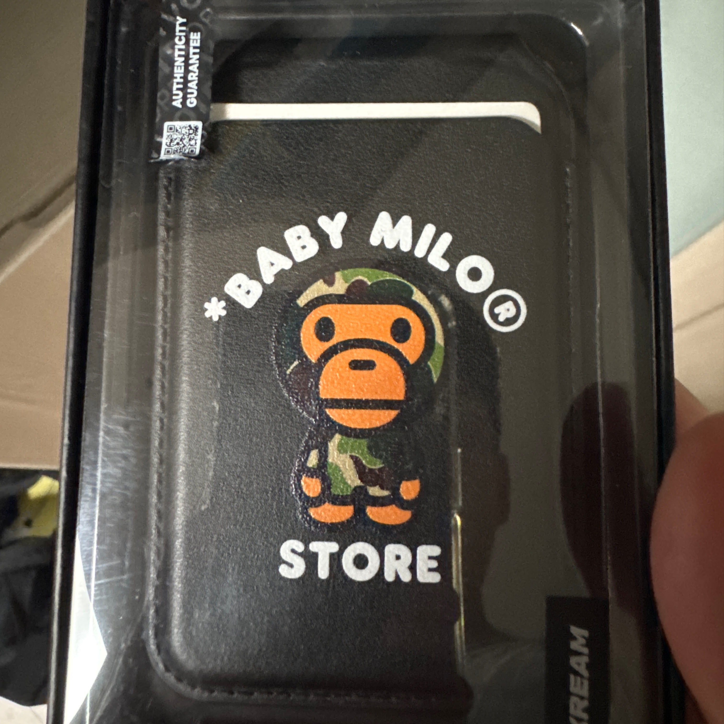 BAPE Baby Milo MagSafe Card Holder Black 착용 스타일