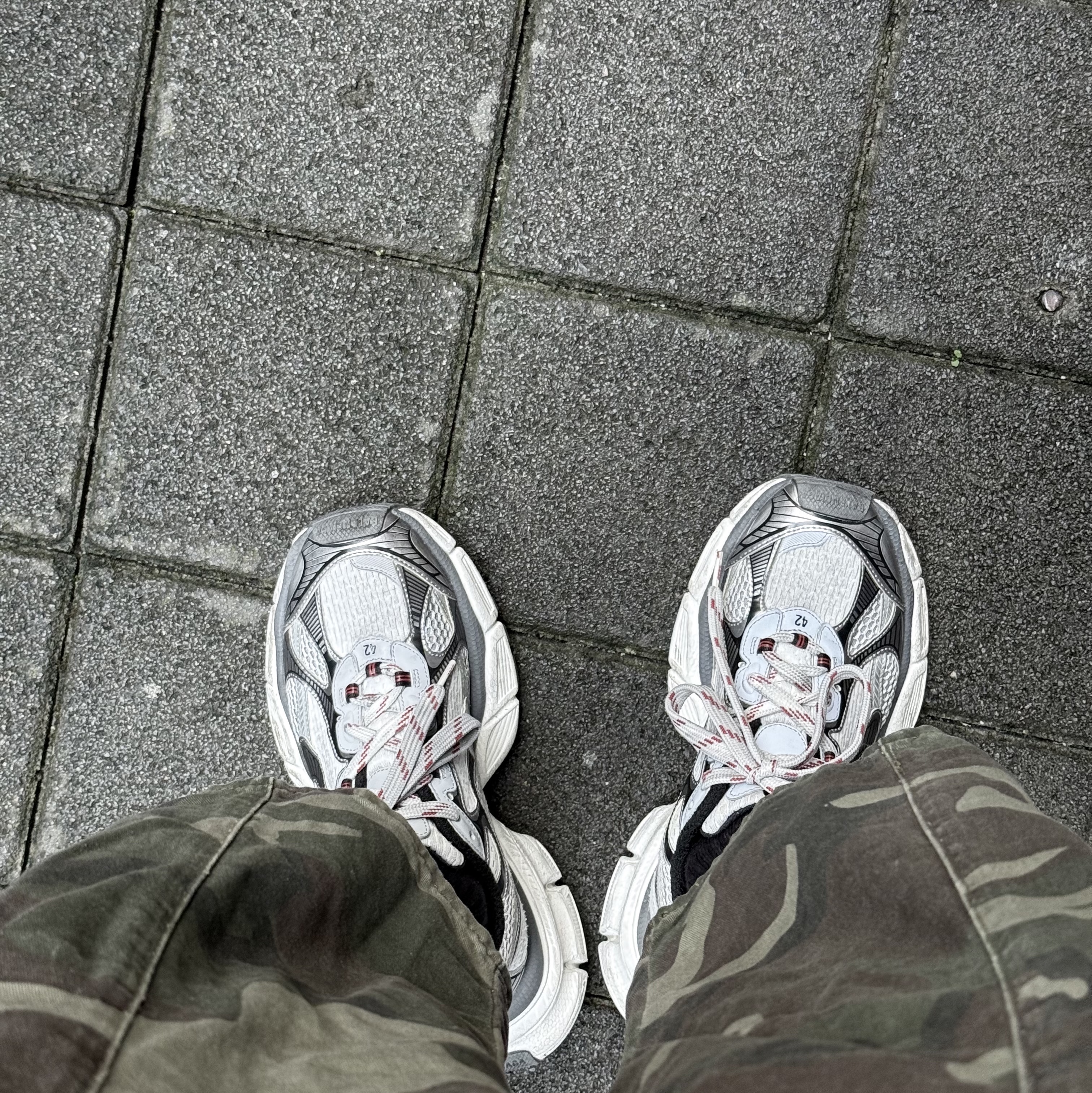 Balenciaga 3XL Sneakers Grey White Red, Aoiro Samurai Low-Key Cropped S/S T-Shirt Washed Grey 착용 스타일