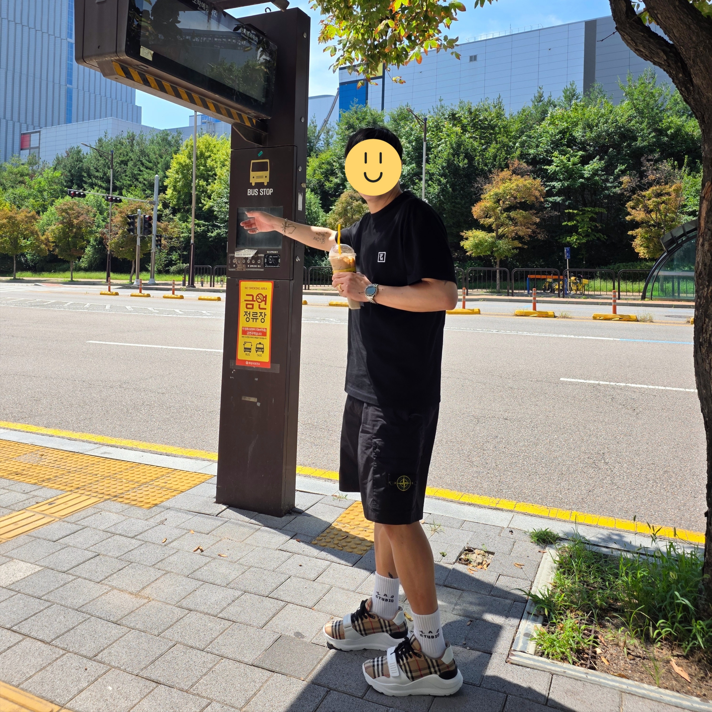 Wooyoungmi Cotton Back Logo T-Shirt Black - 24SS, Stone Island L0803 Stretch Cotton Canvas Garment Dyed Cargo Bermuda Shorts Black - 23SS 착용 스타일 - 2