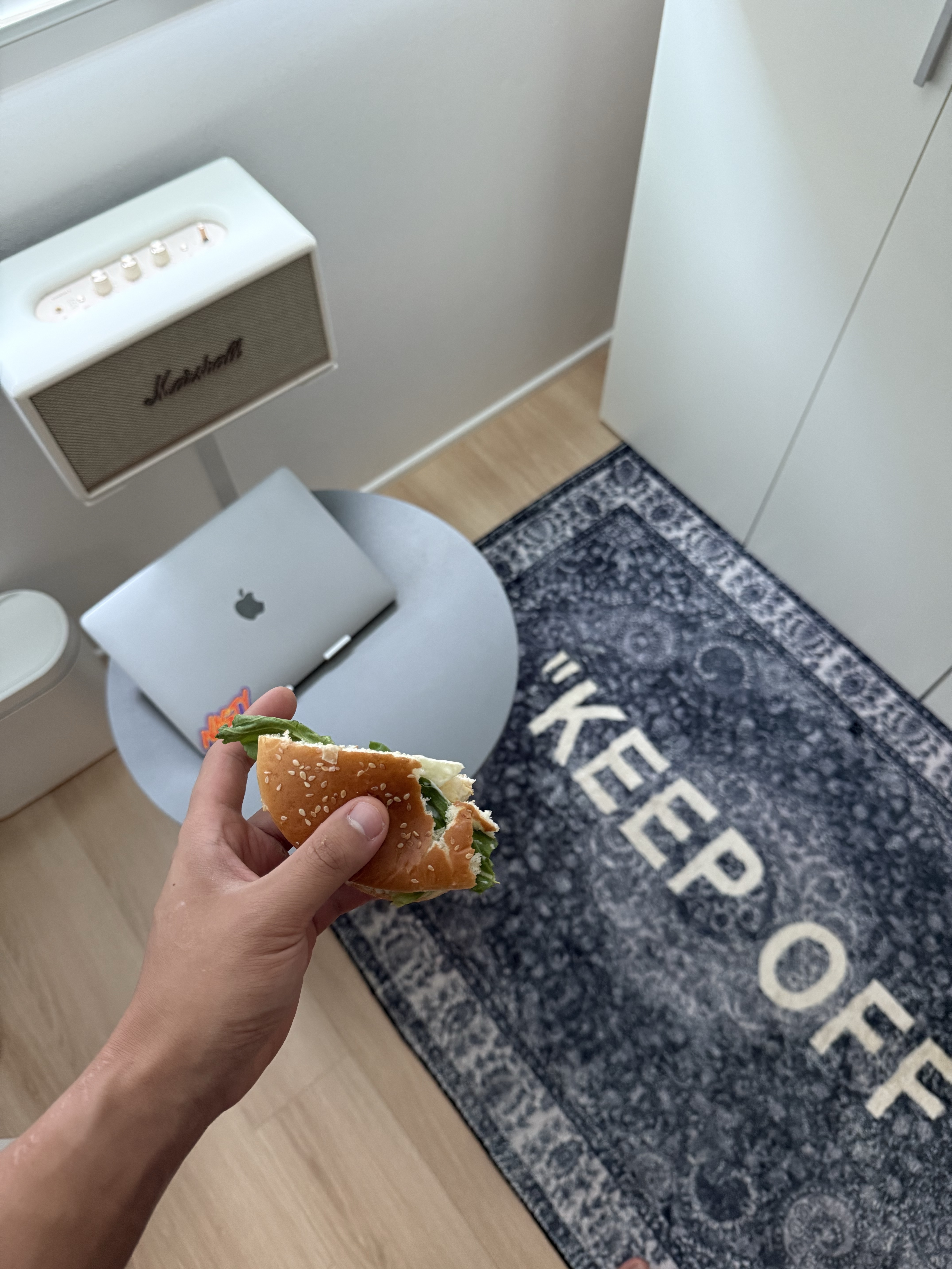 IKEA x Virgil Abloh Keep Off Rug Grey, Marshall Stanmore II Bluetooth White (Korean Ver.) 착용 스타일 - 1
