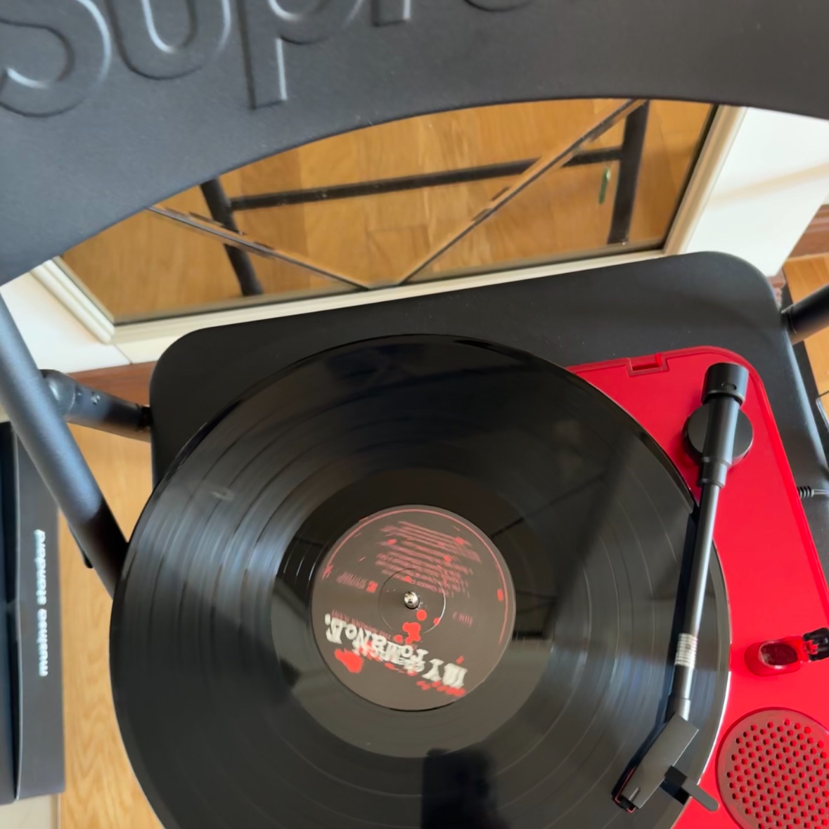 Supreme Metal Folding Chair Black - 20FW 착용 스타일