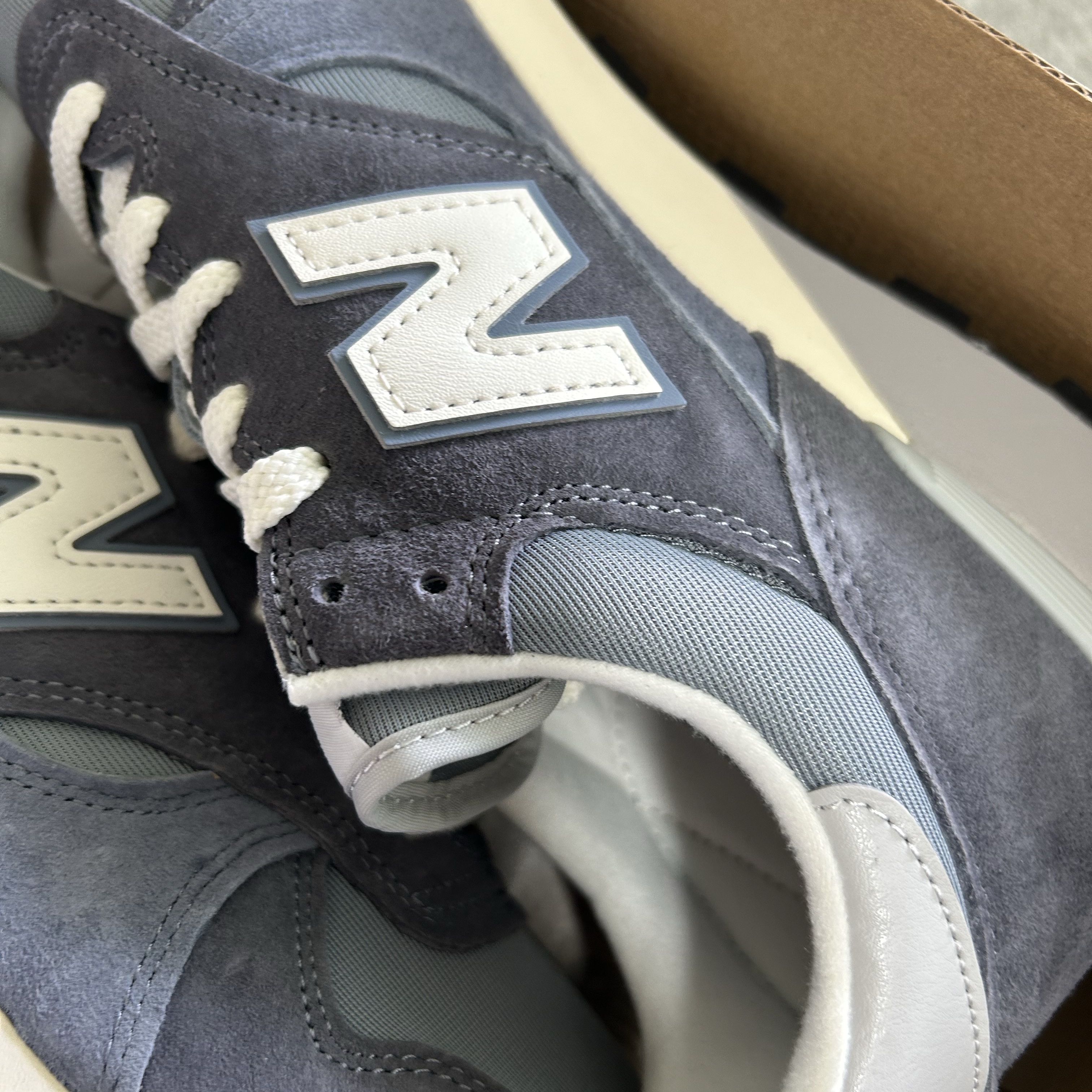 New Balance 475 Steel Dark Arctic Grey 착용 스타일