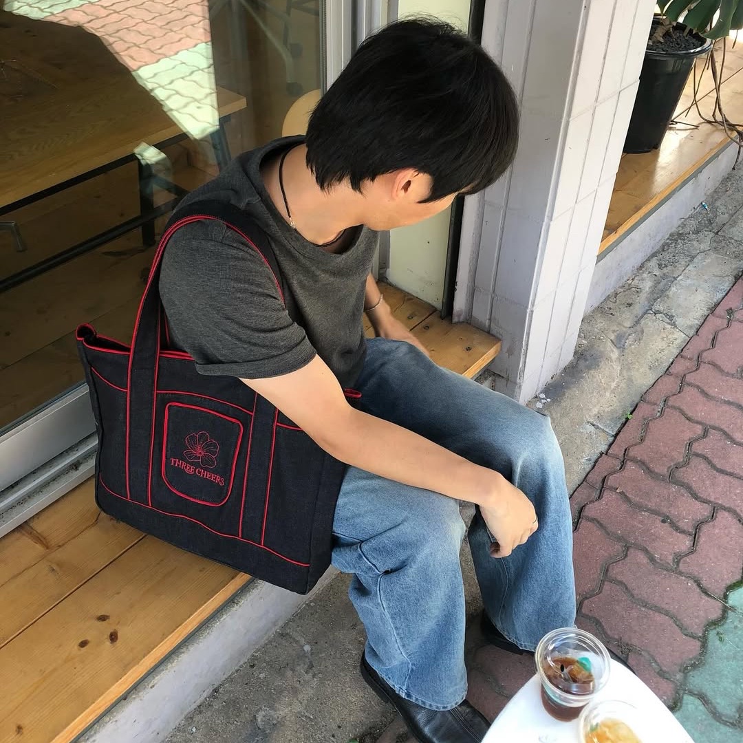 Threecheers Flower Logo Denim Bag 착용 스타일 - 1
