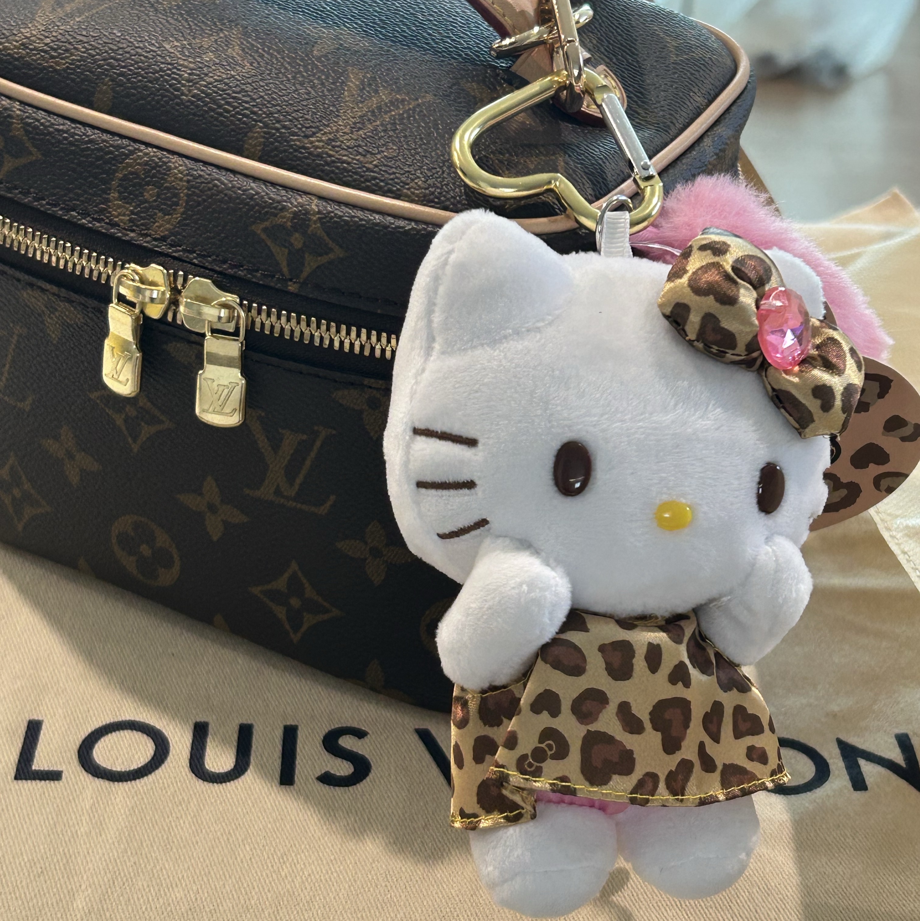 Sanrio Hello Kitty Mascot Leopard Key Holder with Tail 착용 스타일