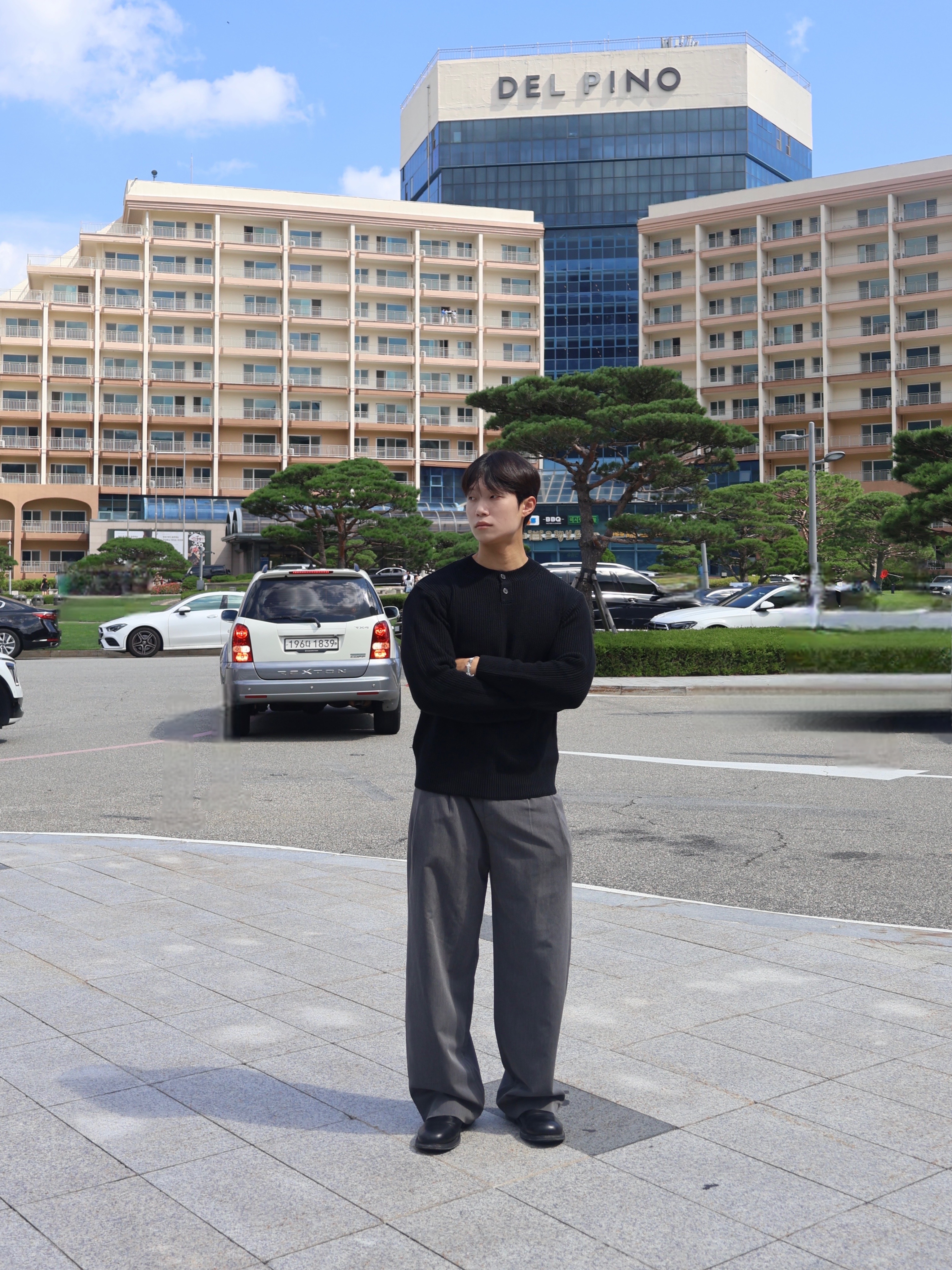 Knitted Cotton Henley Neck Waffle Knit Black 착용 스타일