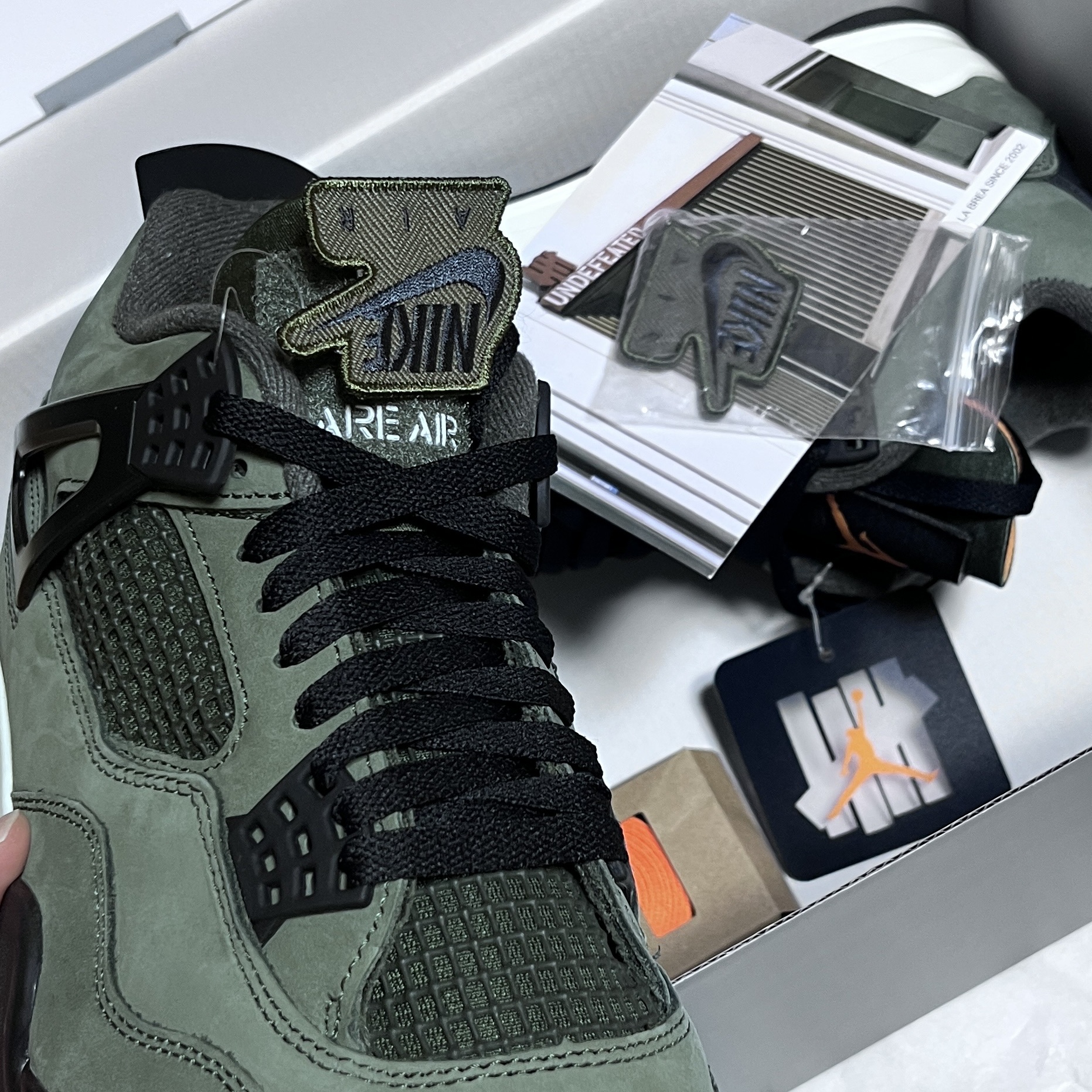Jordan 4 x Undefeated Retro OG SP Deep Green and Clementine 착용 스타일 - 1