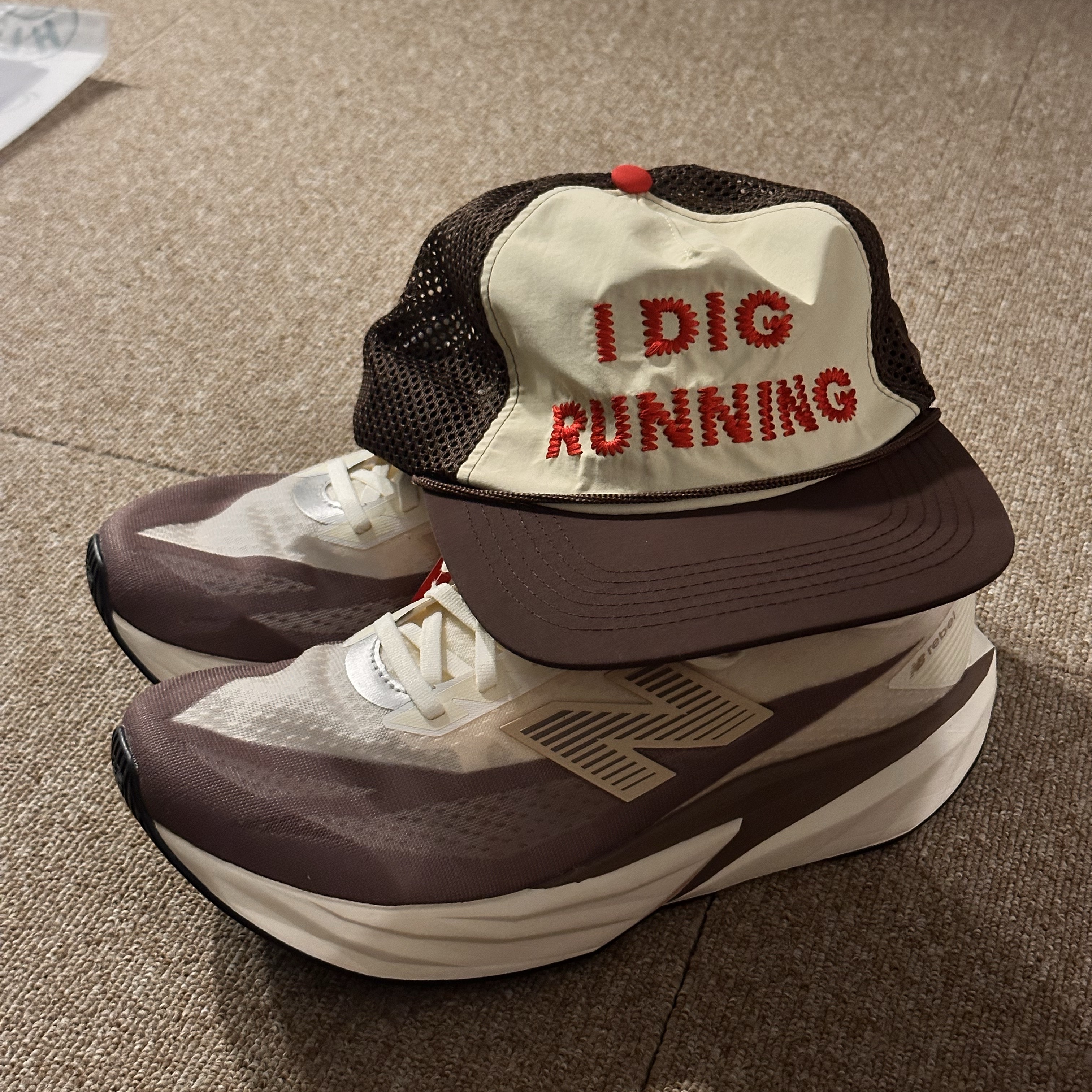 Alex Zono I Dig Running Trucker Hat OG Brown 착용 스타일 - 1