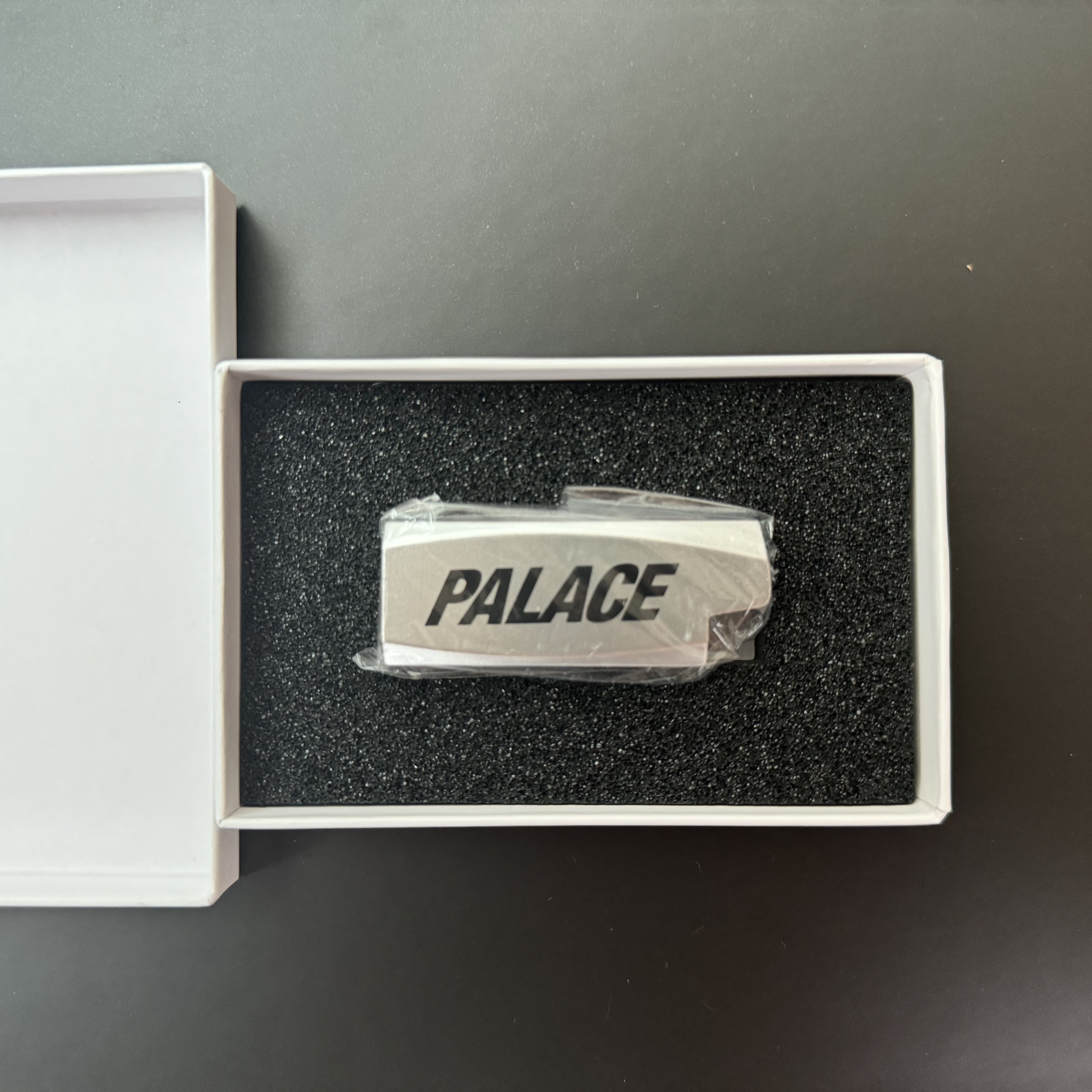 Palace Metal Lighter Case Silver - 25FW 착용 스타일