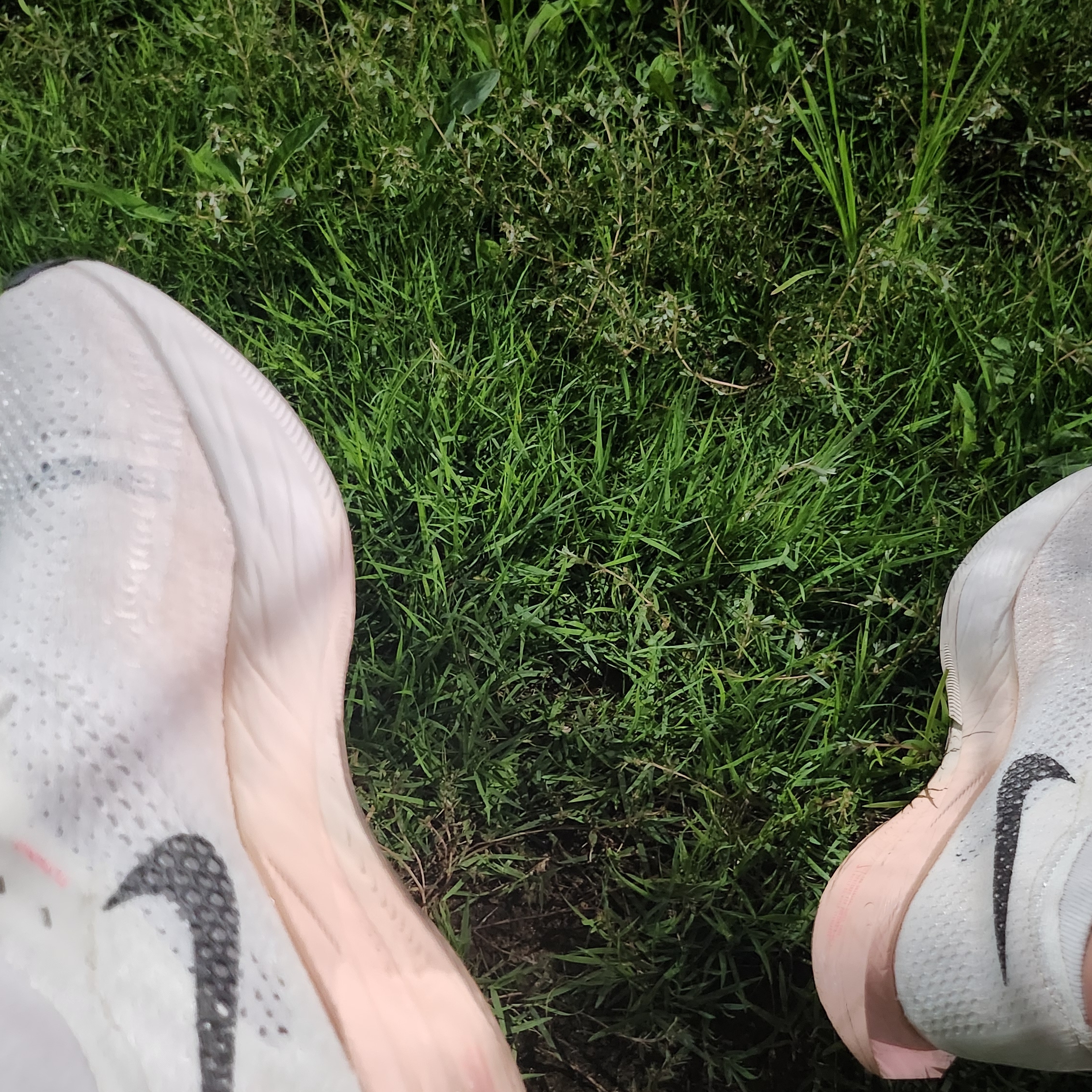 Nike ZoomX Vaporfly Next% 3 Sail Crimson Tint 착용 스타일