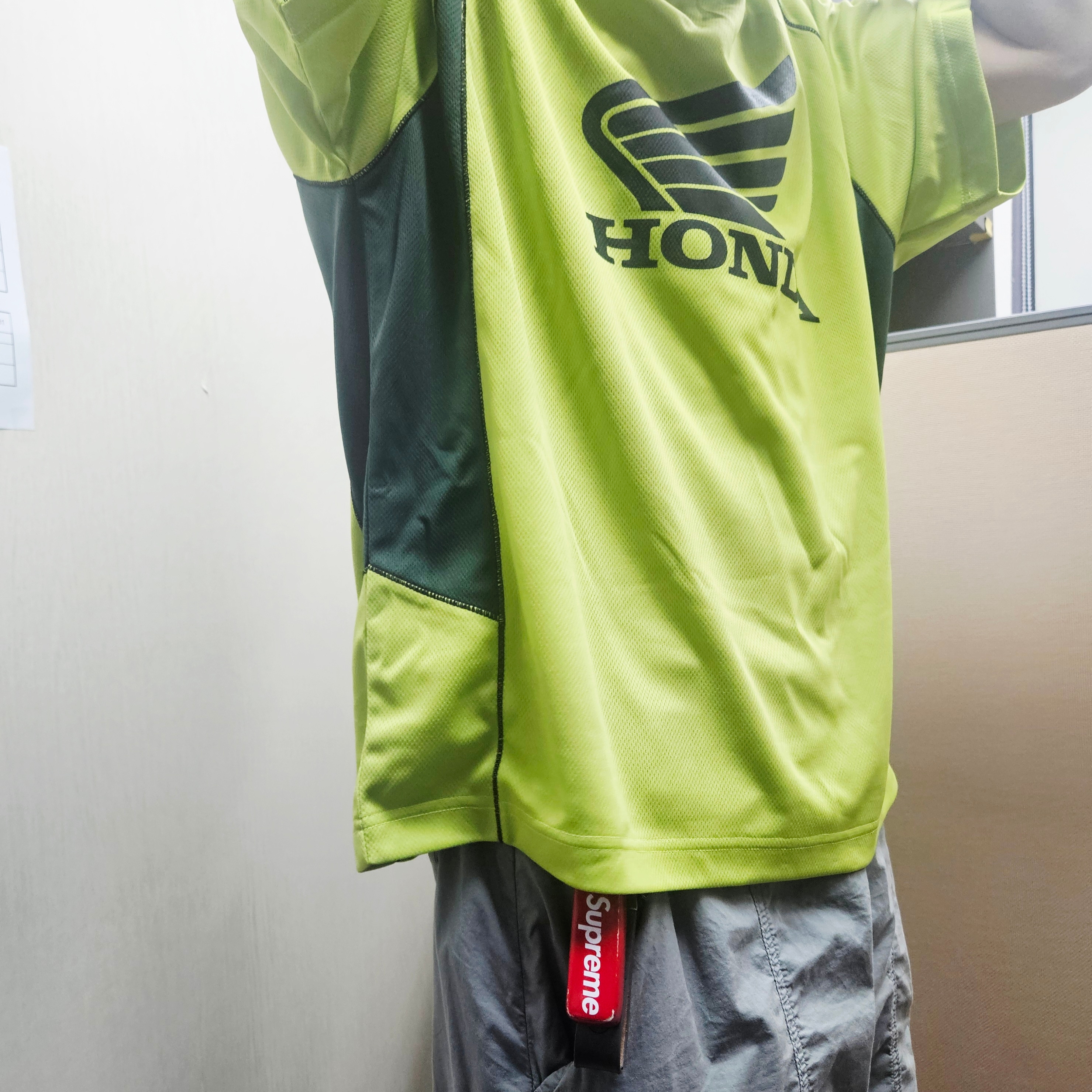 [KREAM 단독] Honda Mesh Jersey V Neck Short Sleeve Lime 착용 스타일