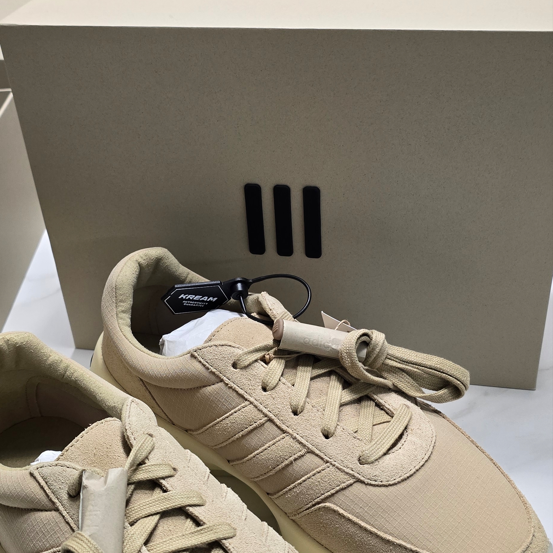 Adidas x Fear of God Athletics Los Angeles Clay 착용 스타일 - 3