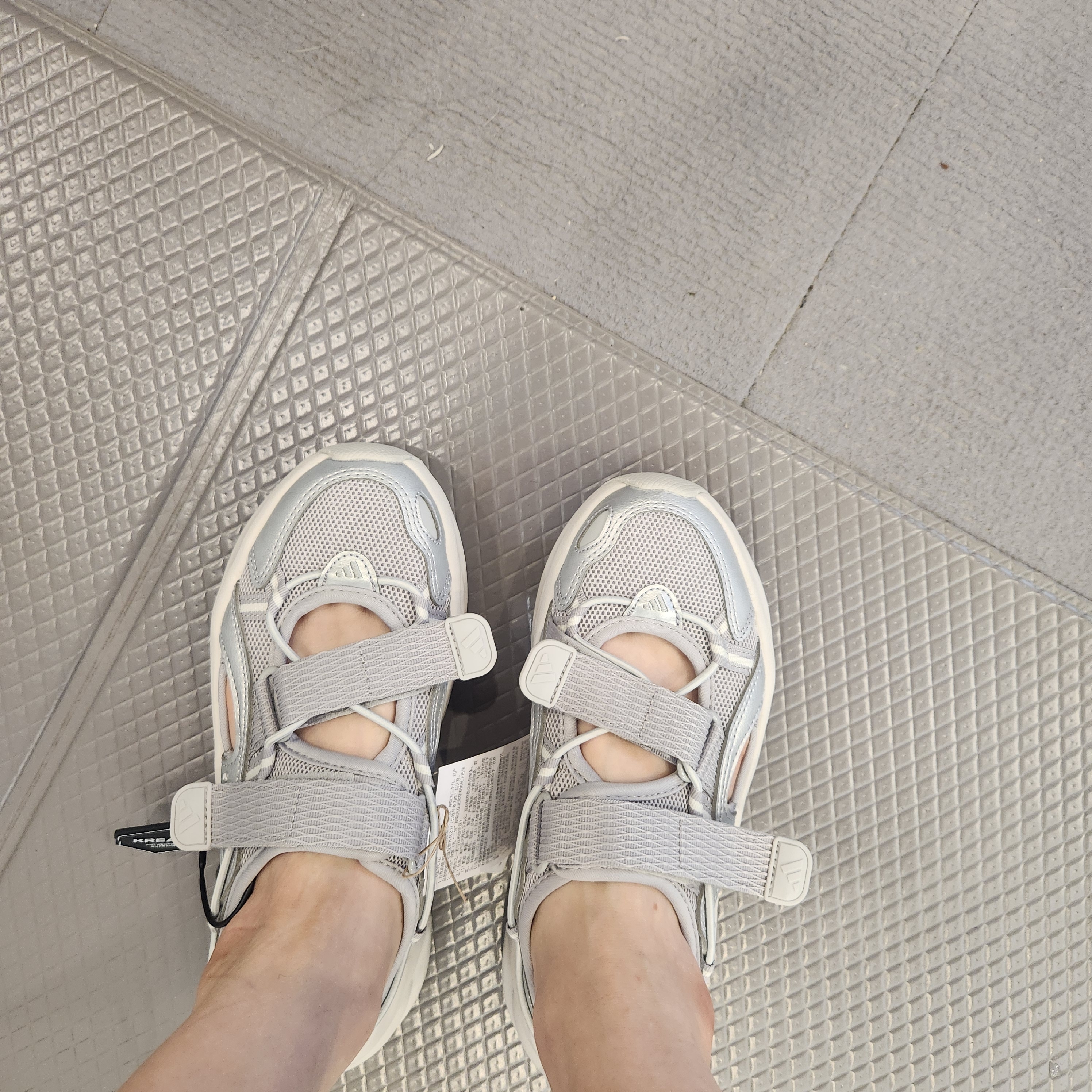 (W) Adidas Ozwave Sandal Grey Two Silver Metallic 착용 스타일 - 2