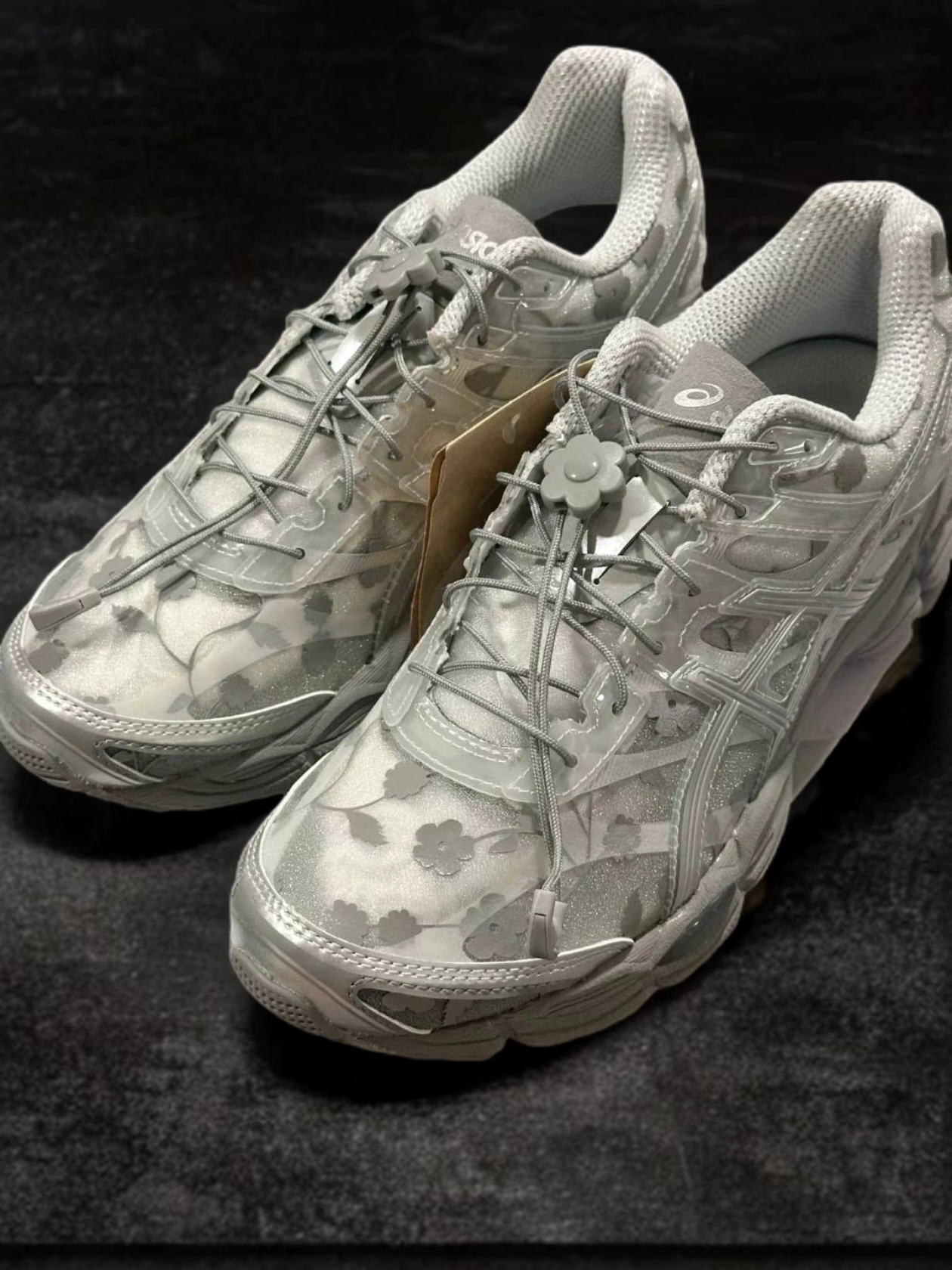 Asics x Cecilie Bahnsen Gel-Cumulus 16 Gray 착용 스타일
