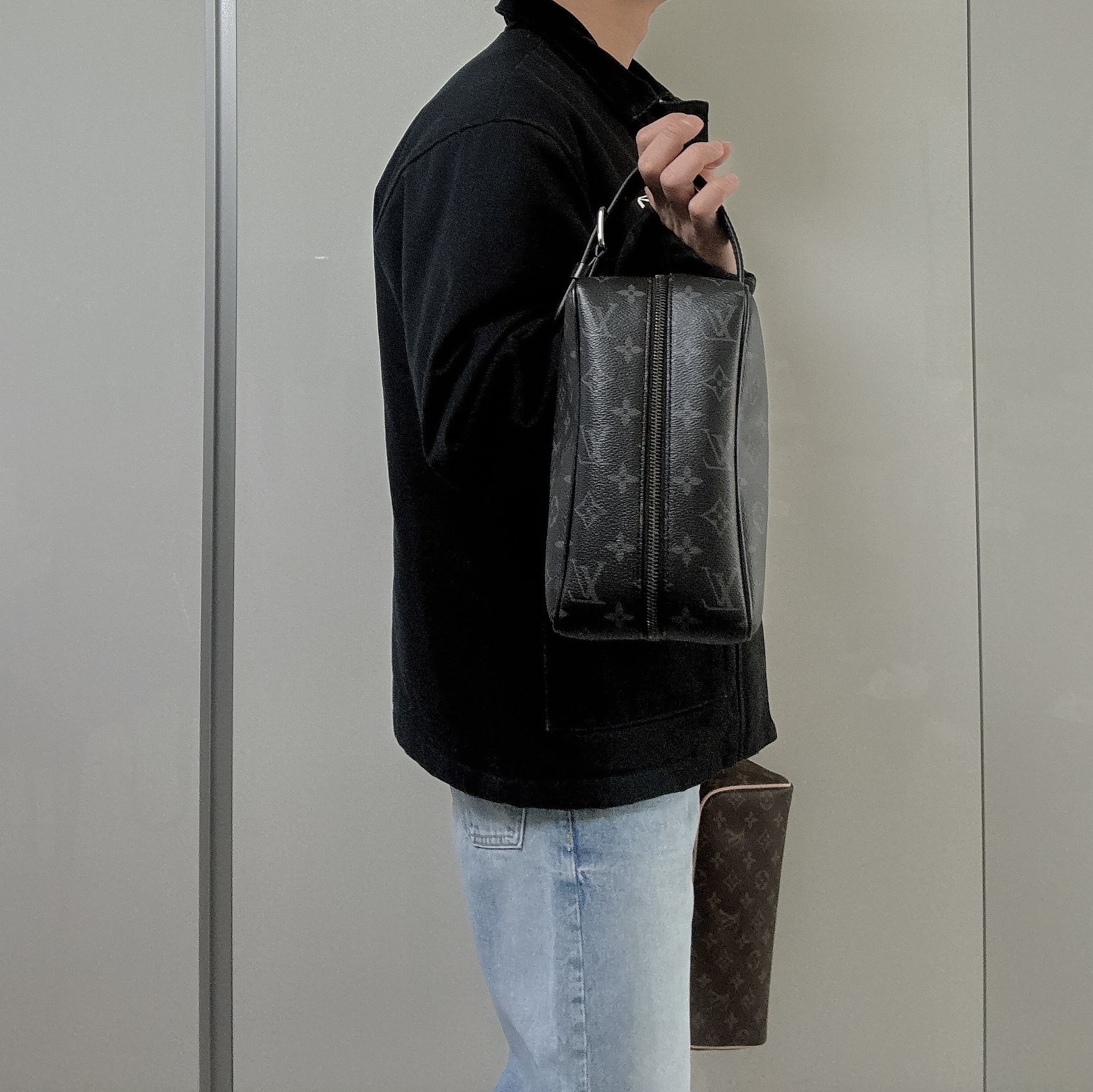 Louis Vuitton Locker Dopp Kit Monogram Eclipse, Louis Vuitton Dopp Kit Toilet Pouch Monogram 착용 스타일 - 2