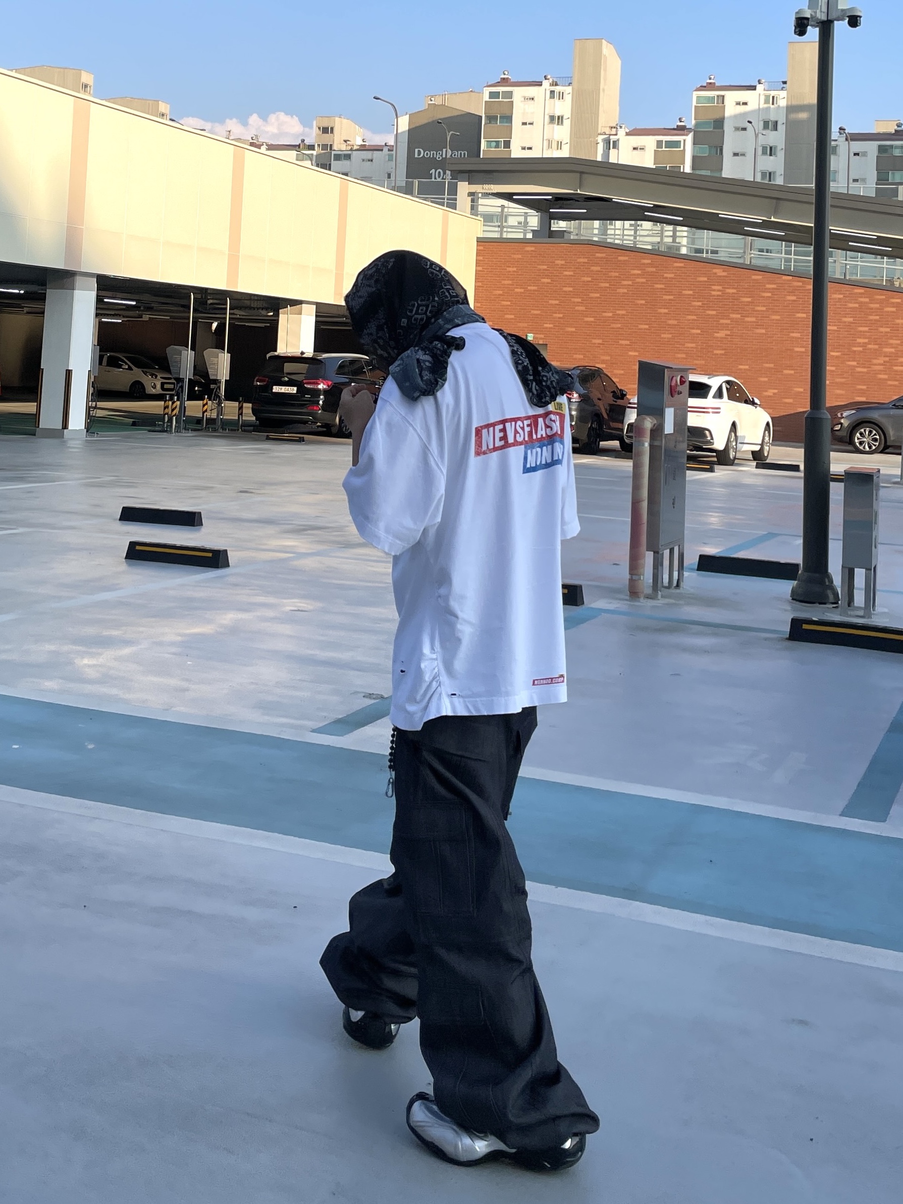 Nonnod Puckering News Flash T-Shirt Washed White, Balenciaga Basketball Sneakers Silver Black 착용 스타일 - 2