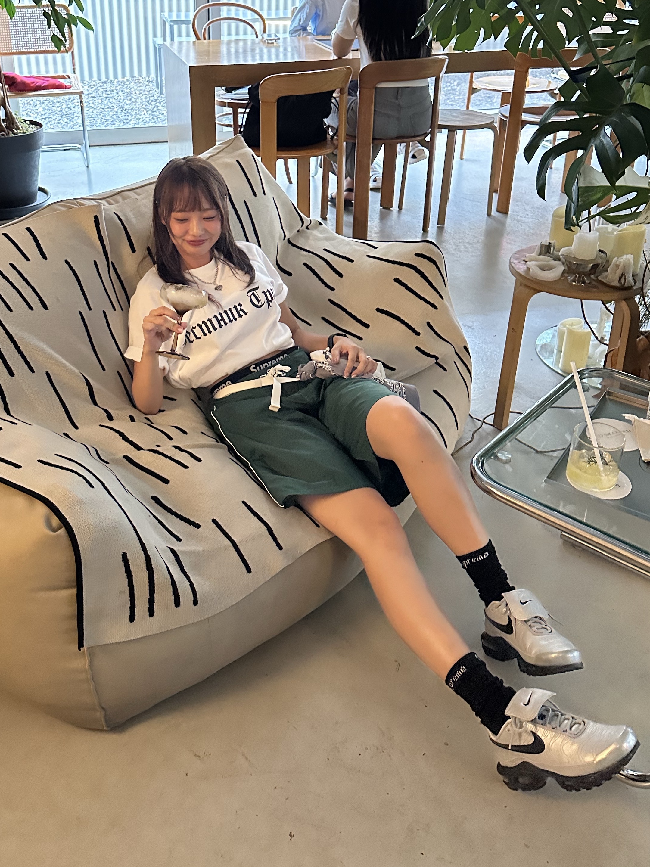 Yeezy x Gosha Rubchinskiy Tribune Herald TS-02 T-Shirt White, Nike Air Max Plus TNPO Wolf Grey and Black 착용 스타일 - 7