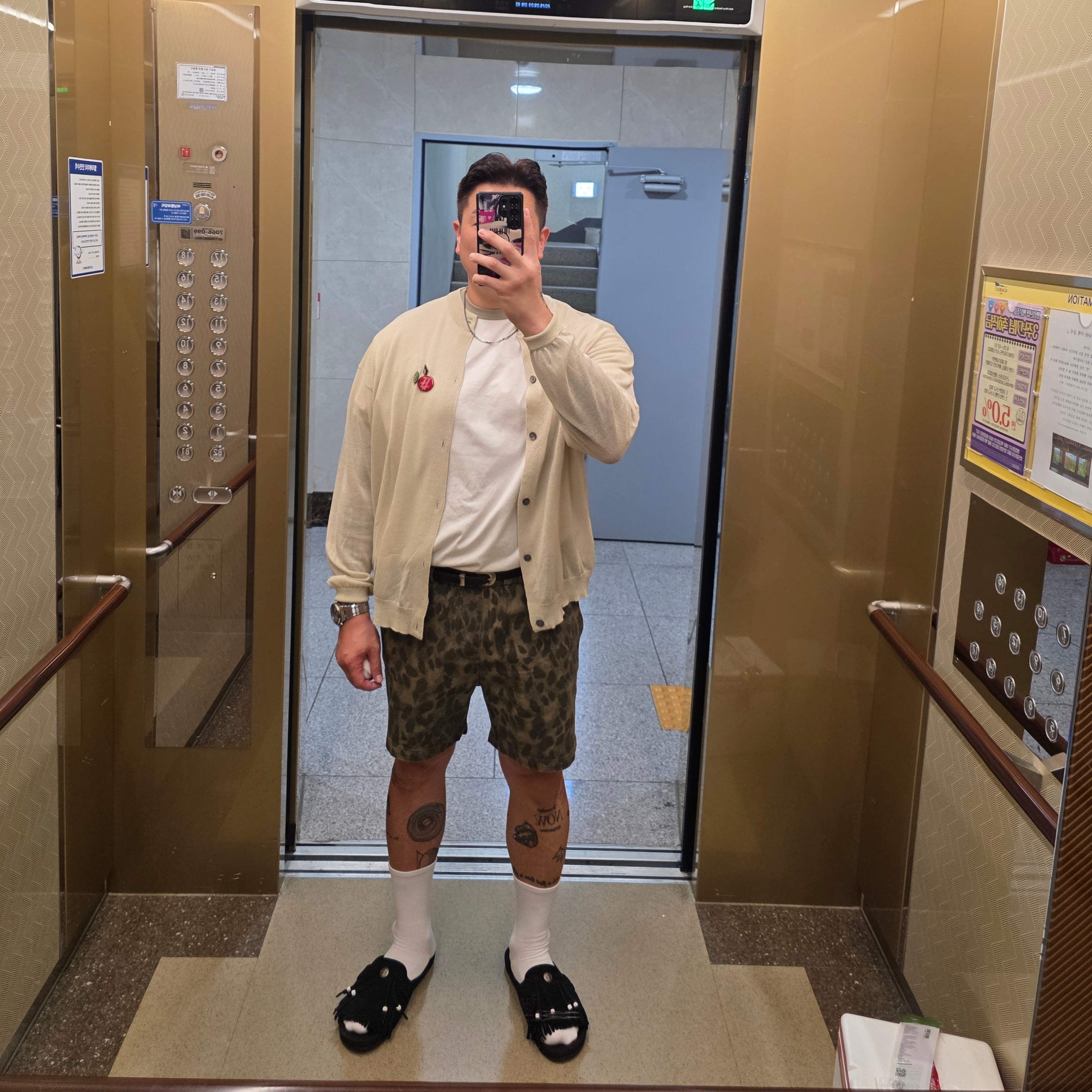 Kinchi Blunt - 000 (a) Coffee, Louis Vuitton LV Surfin Flower Necklace Gold 착용 스타일