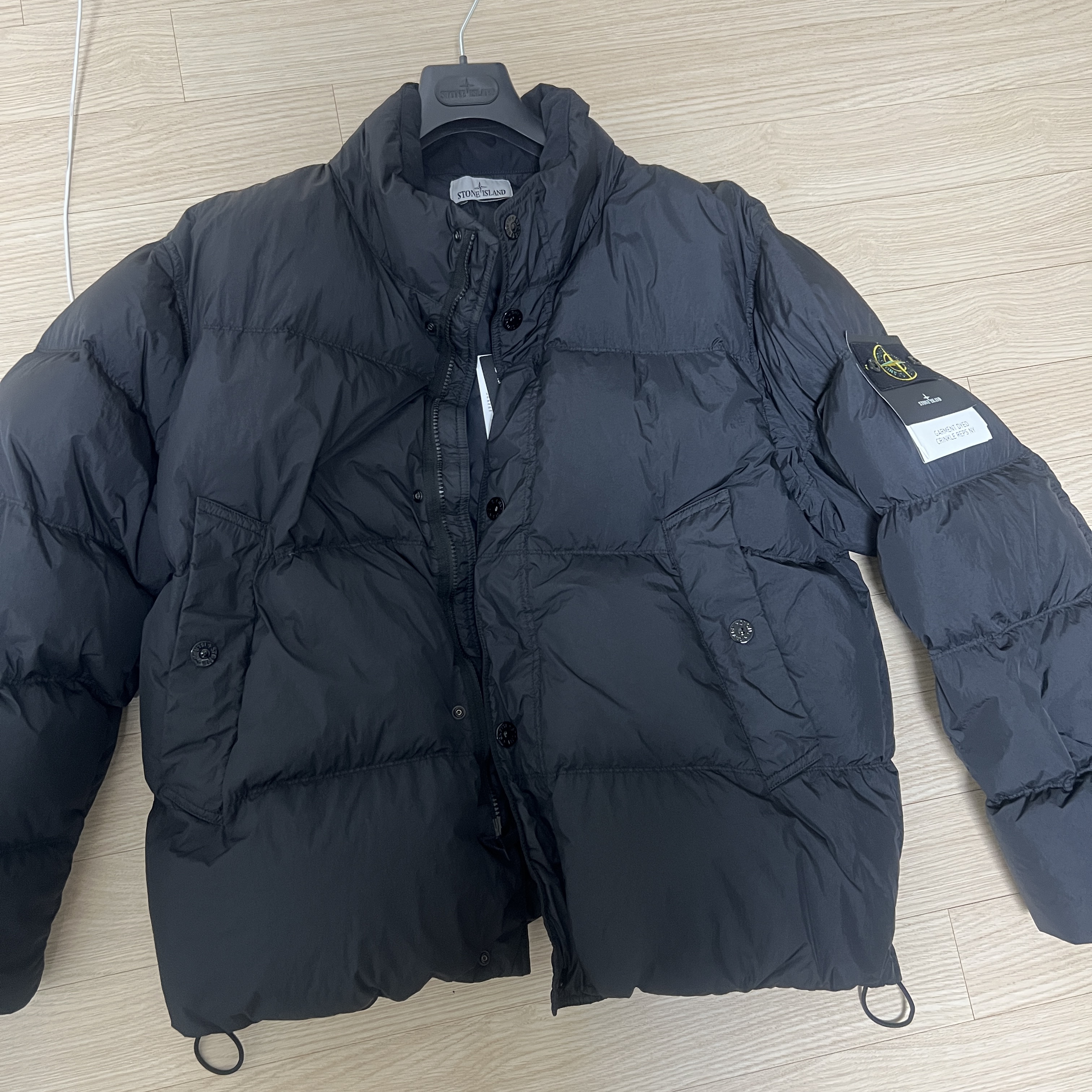 Stone Island 4100010 Crinkle Reps NY Recycled Nylon Down Jacket with Wind Resistant Black - 25FW 착용 스타일