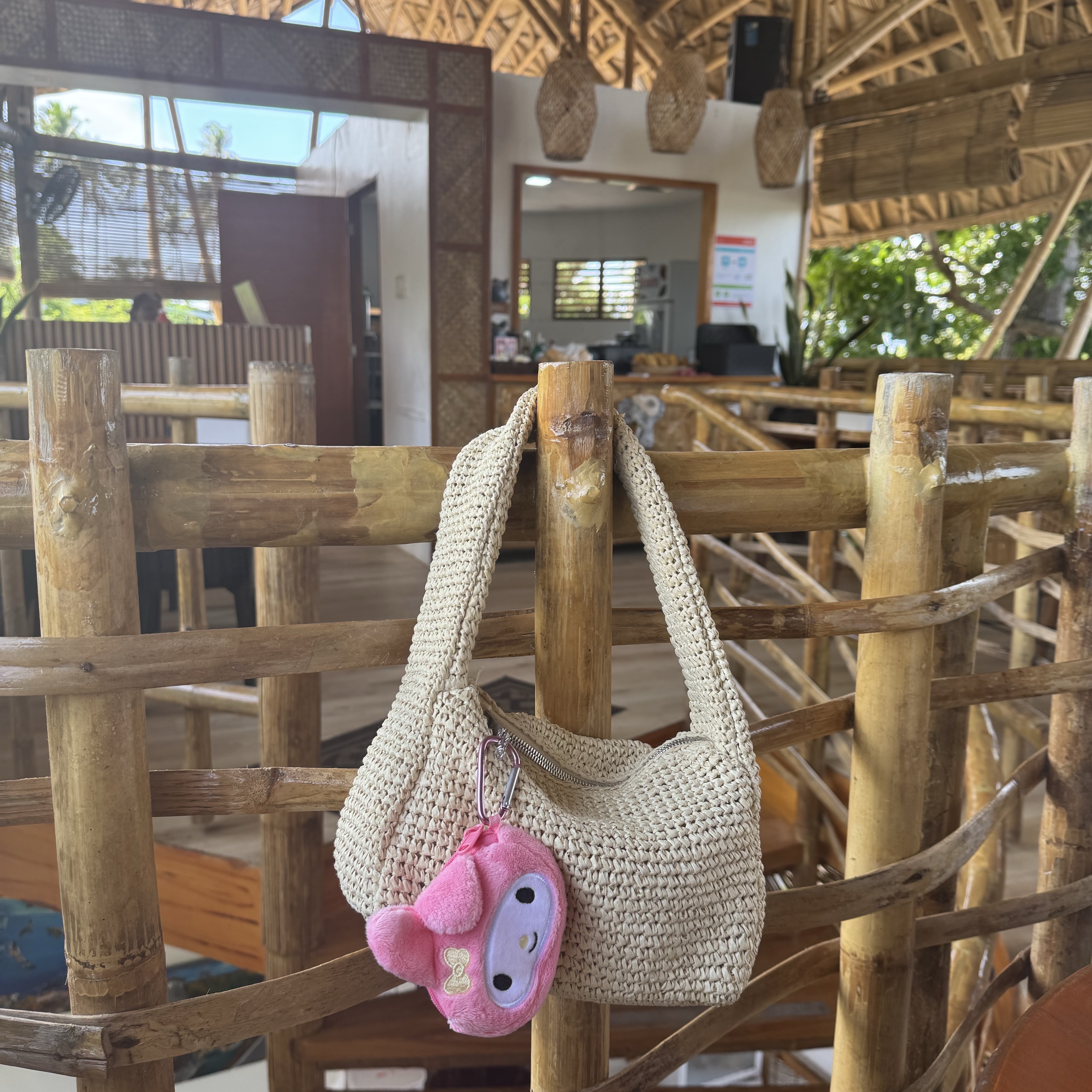 COS Mini Raffia Sling Bag Beige 착용 스타일