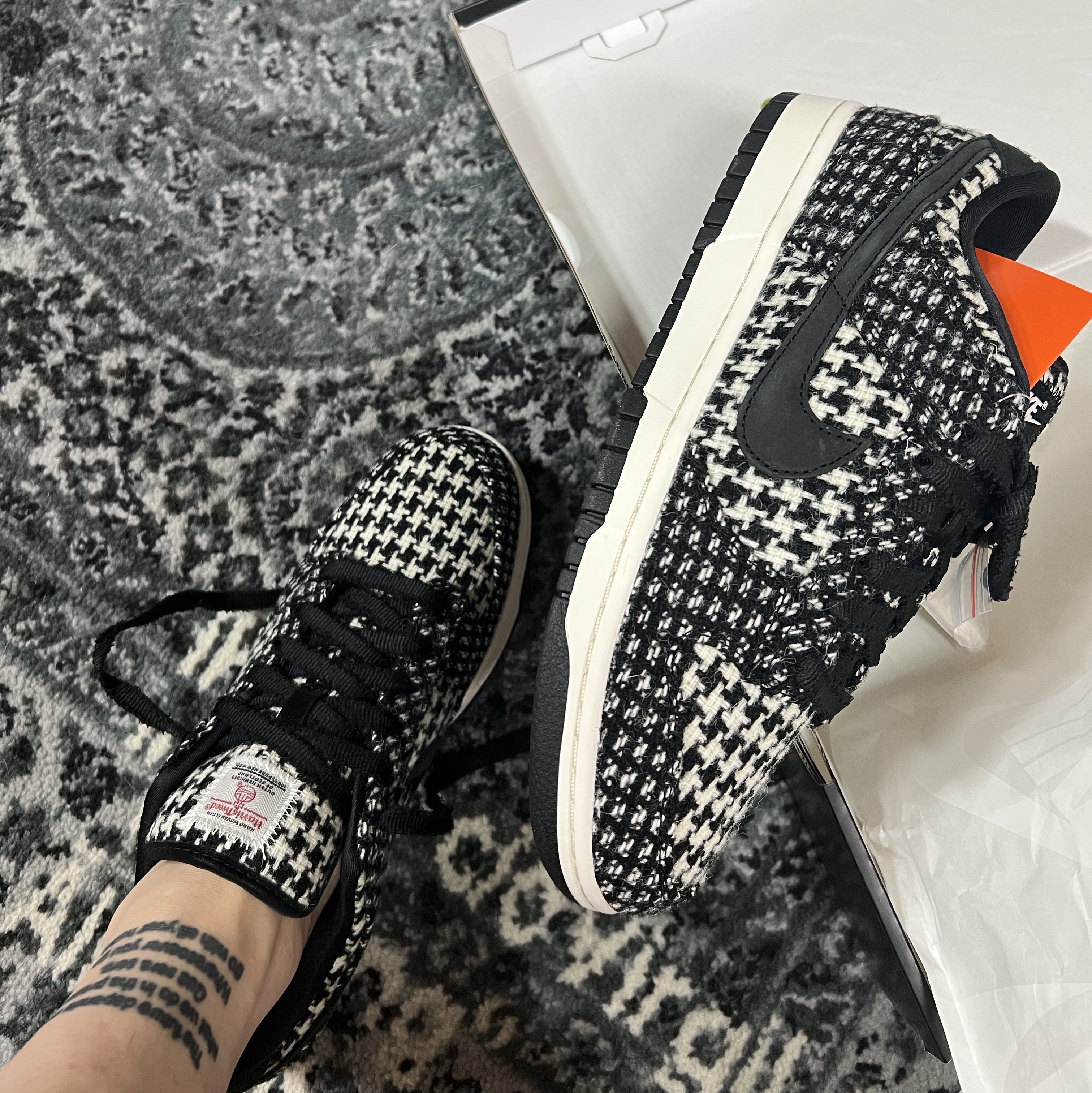 (W) Nike x Harris Tweed Dunk Low Black and Phantom 착용 스타일