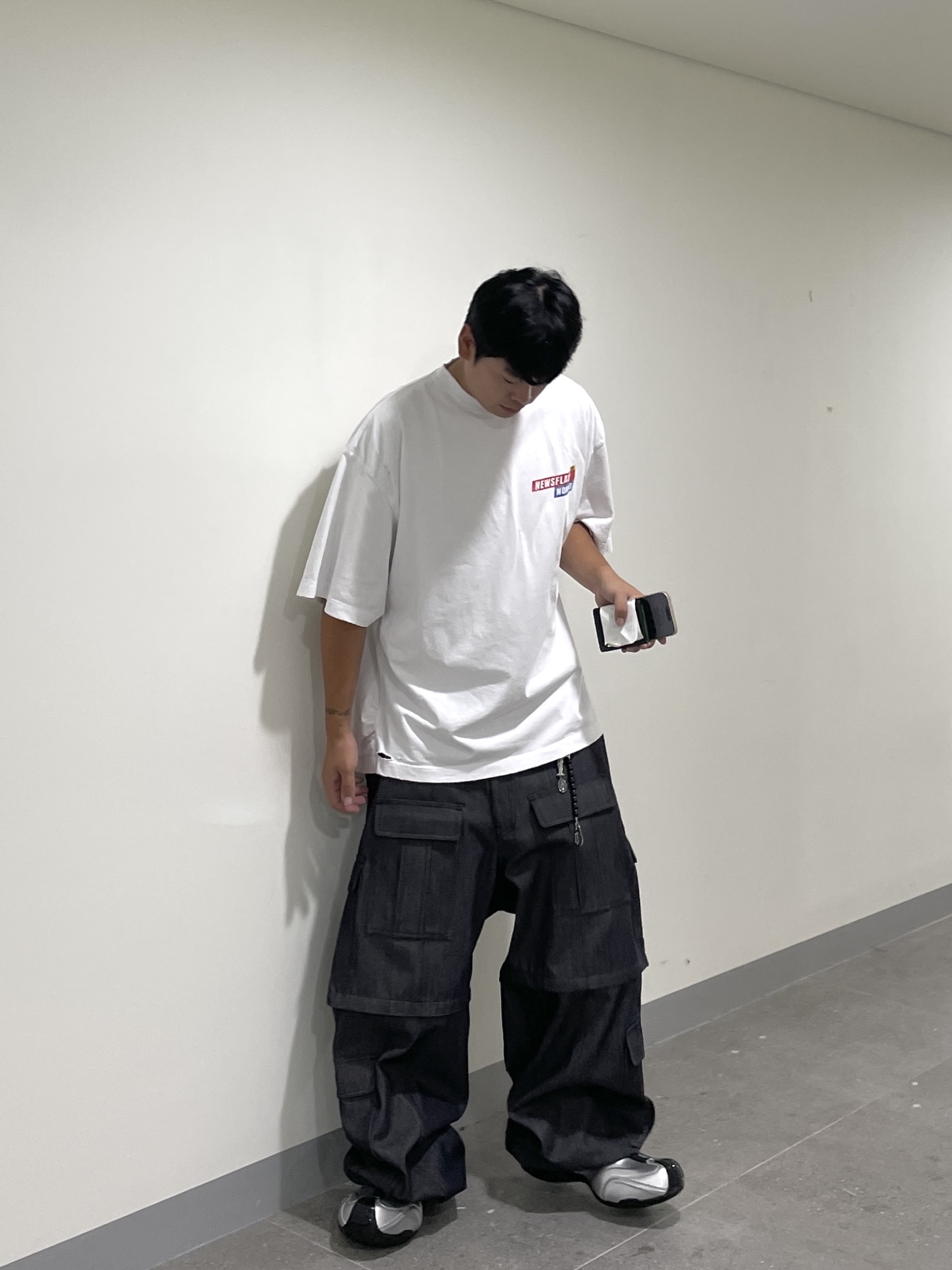 Nonnod Puckering News Flash T-Shirt Washed White, Balenciaga Basketball Sneakers Silver Black 착용 스타일 - 3