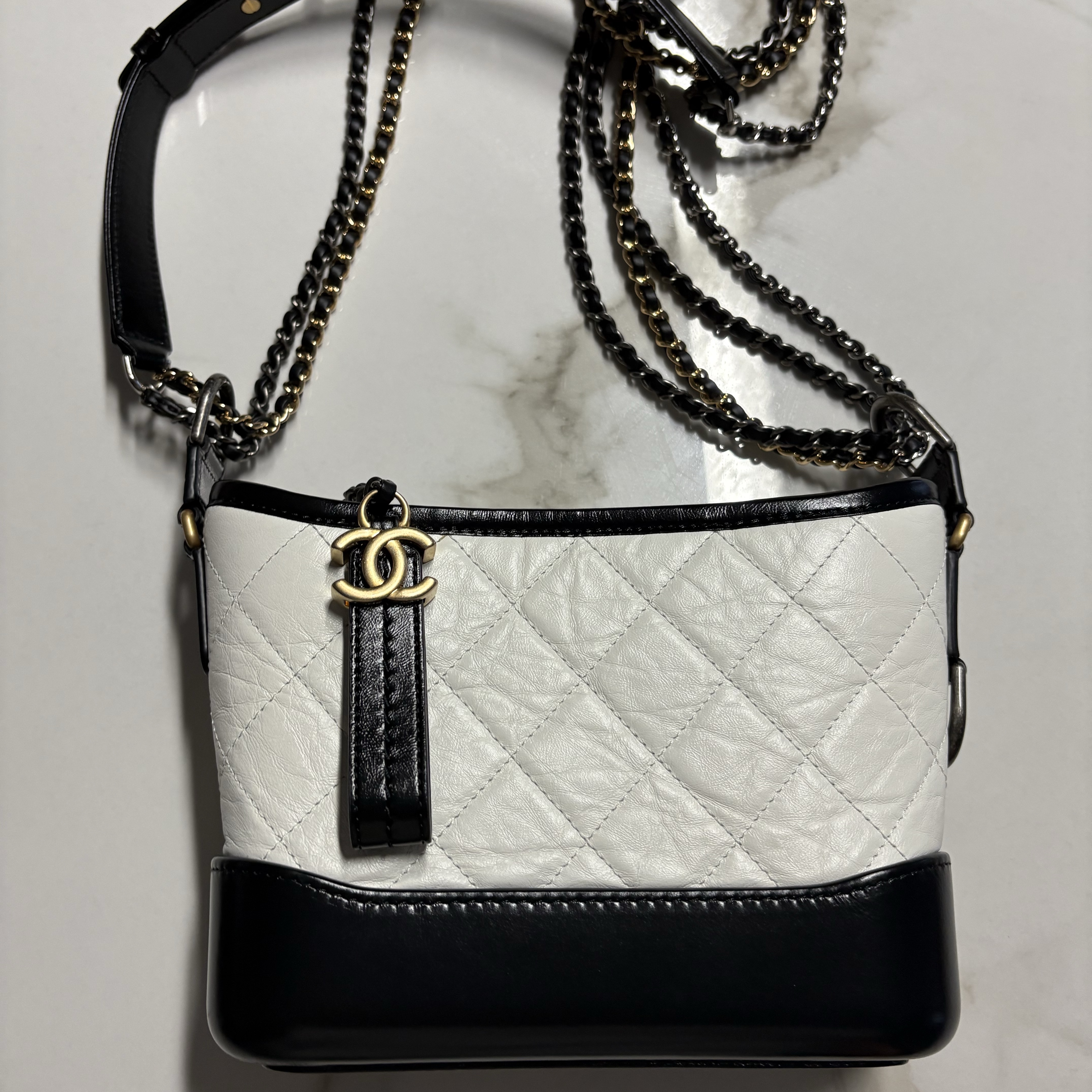 Chanel Gabrielle Small Hobo Bag Aged Calfskin & Gold White Black 착용 스타일