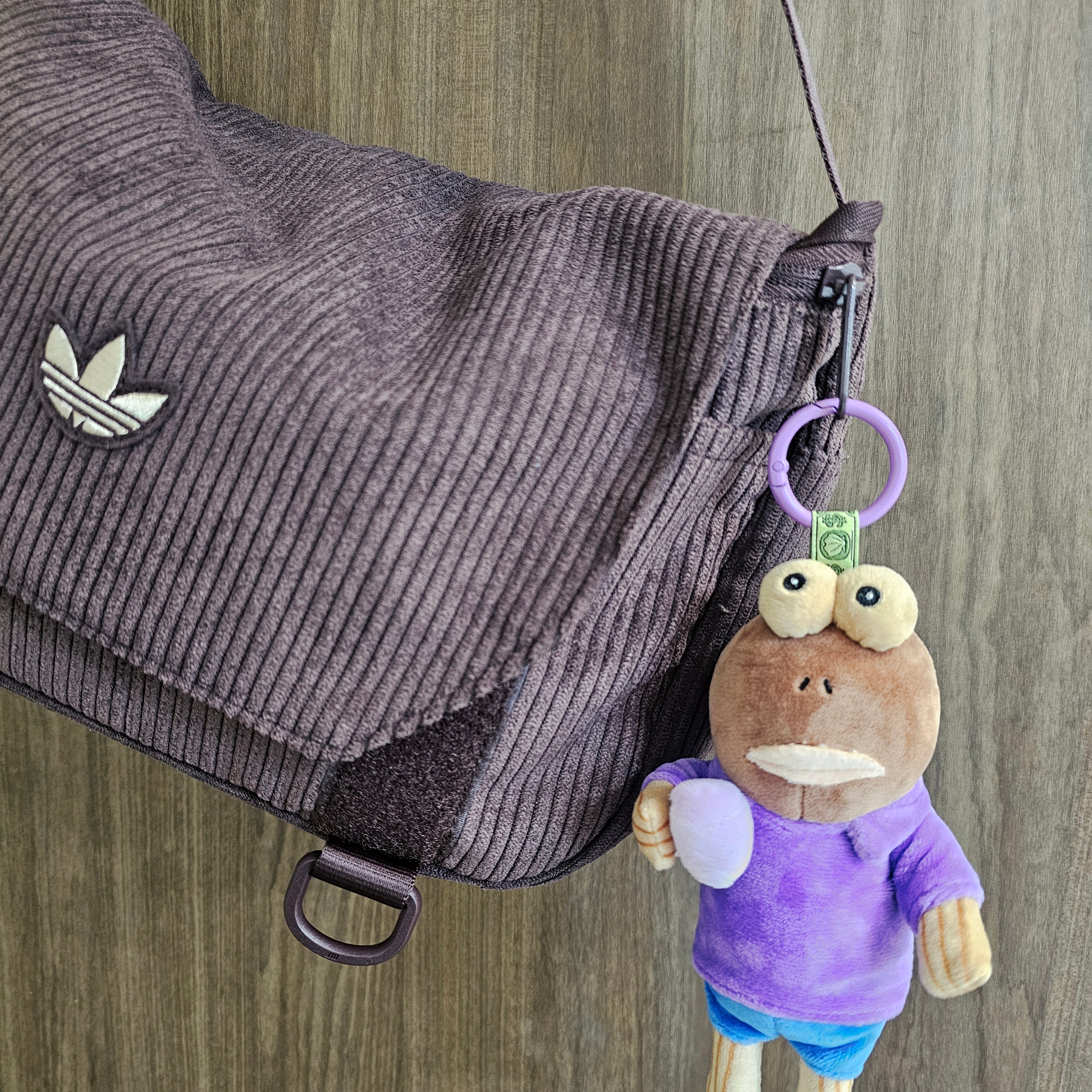 Adidas NEXT+ Corduroy Messenger Bag Shadow Brown 착용 스타일