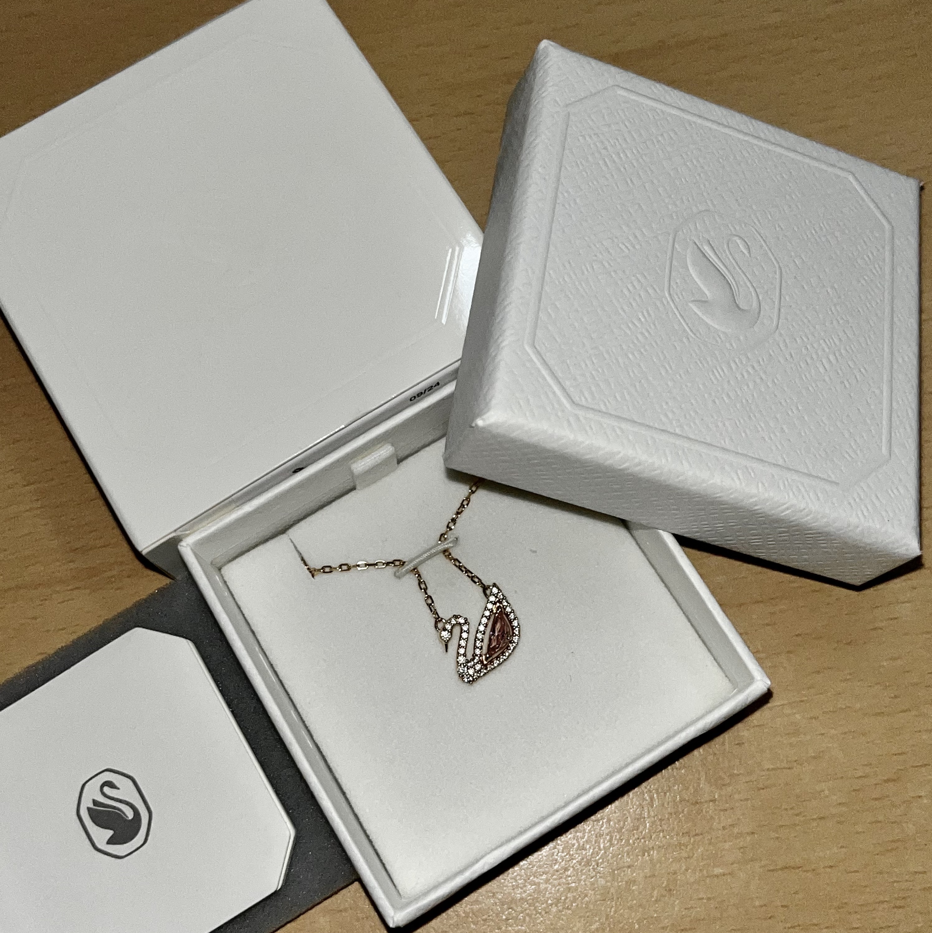 (W) Swarovski Dazzling Swan Necklace Pink Rose Gold Plated 착용 스타일 - 1