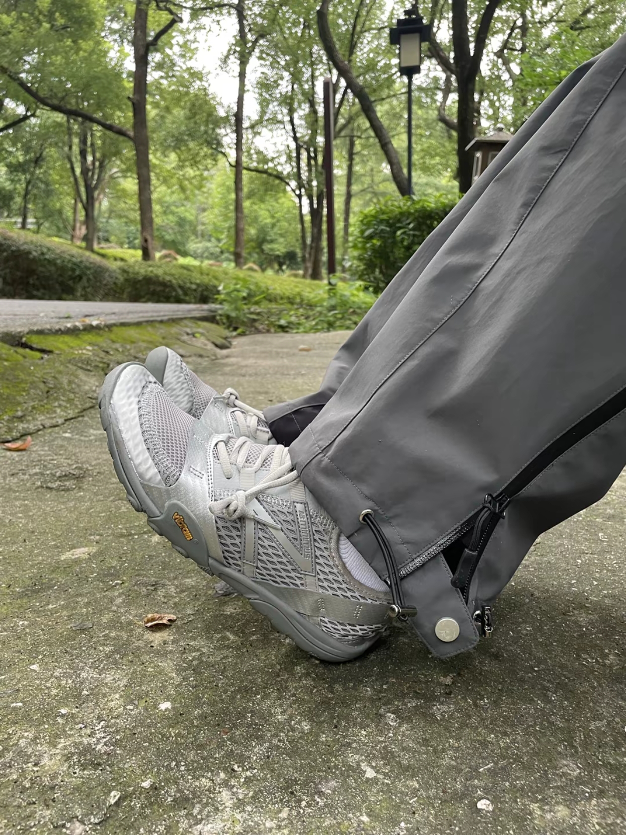 New Balance Minimus MT10O Slate Grey Silver Metallic 착용 스타일 - 3