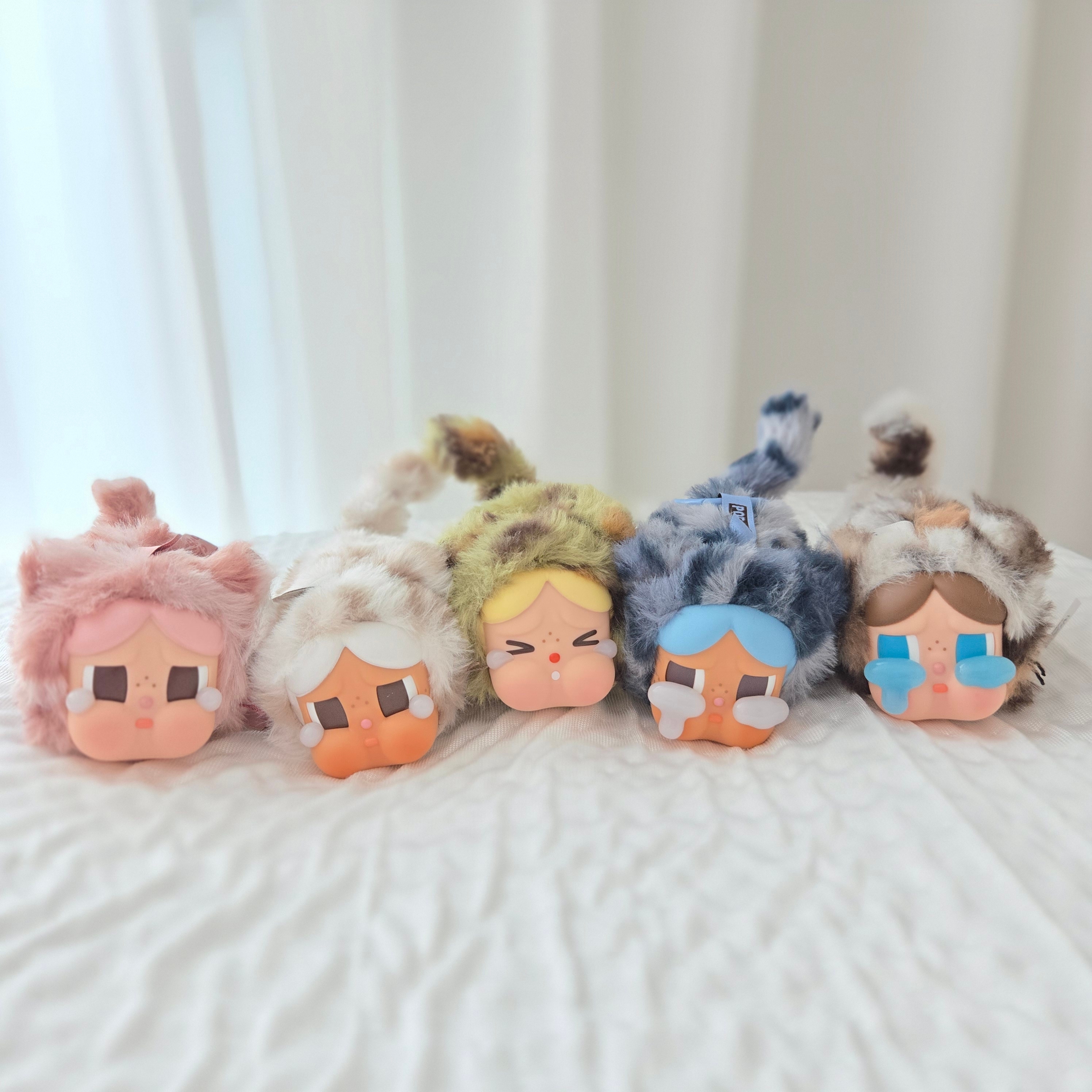 Pop Mart Crybaby Wild But Cutie Series Vinyl Plush Pendant (6 Blind Boxes) 착용 스타일