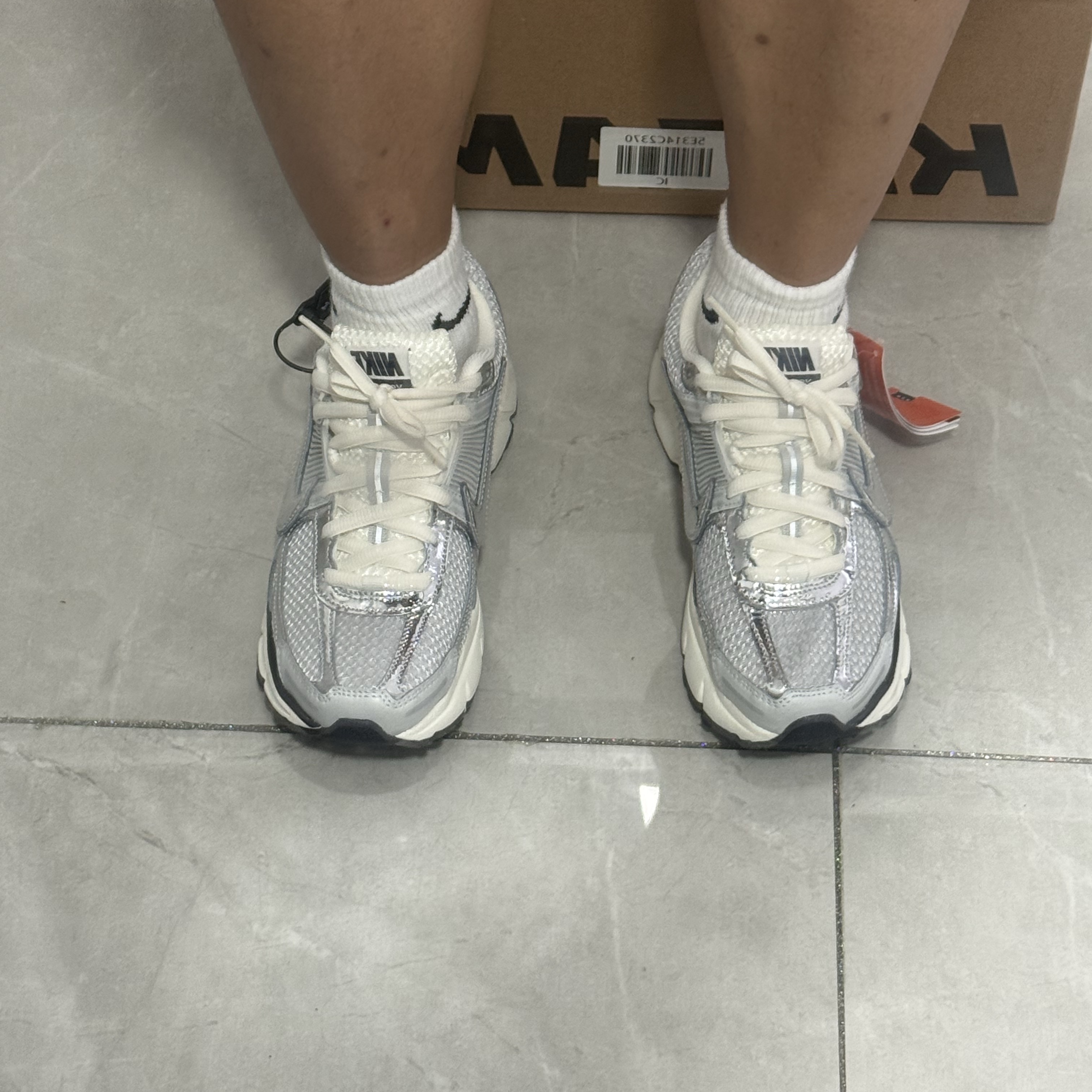 Nike Zoom Vomero 5 Photon Dust Gridiron 착용 스타일 - 2
