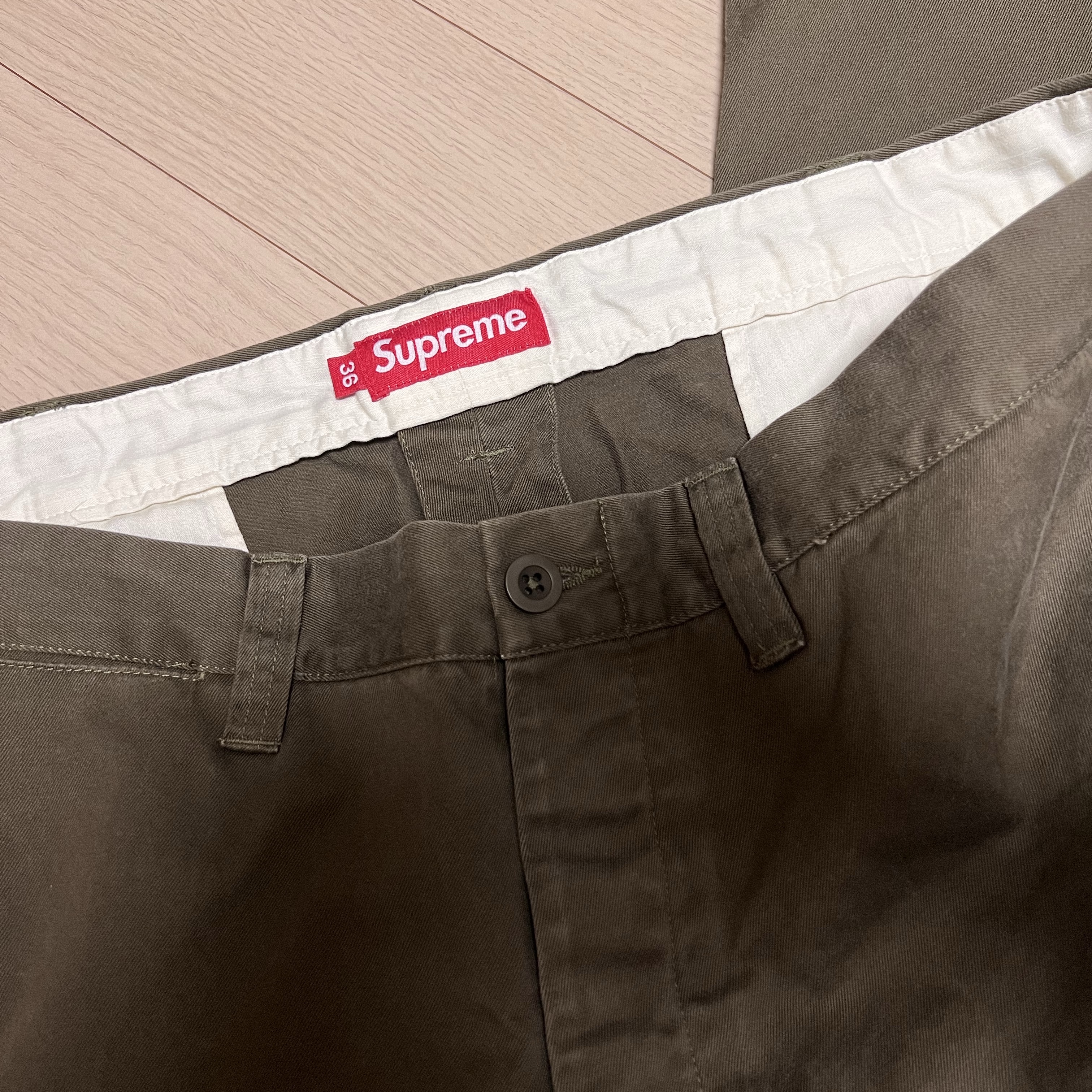 Supreme Chino Pants Olive - 25FW 착용 스타일 - 2