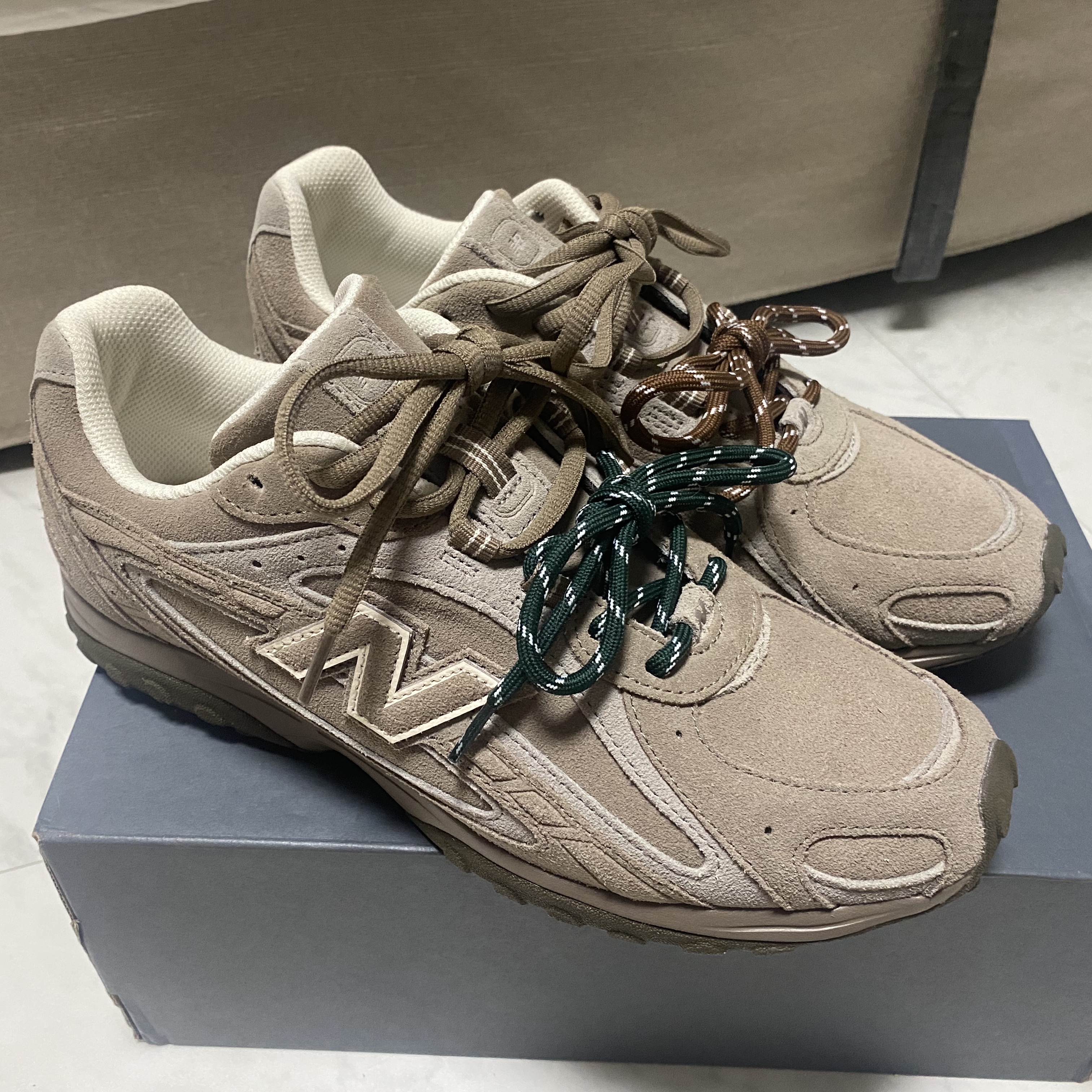 New Balance 204L Suede Mushroom Arid Stone 착용 스타일 - 1