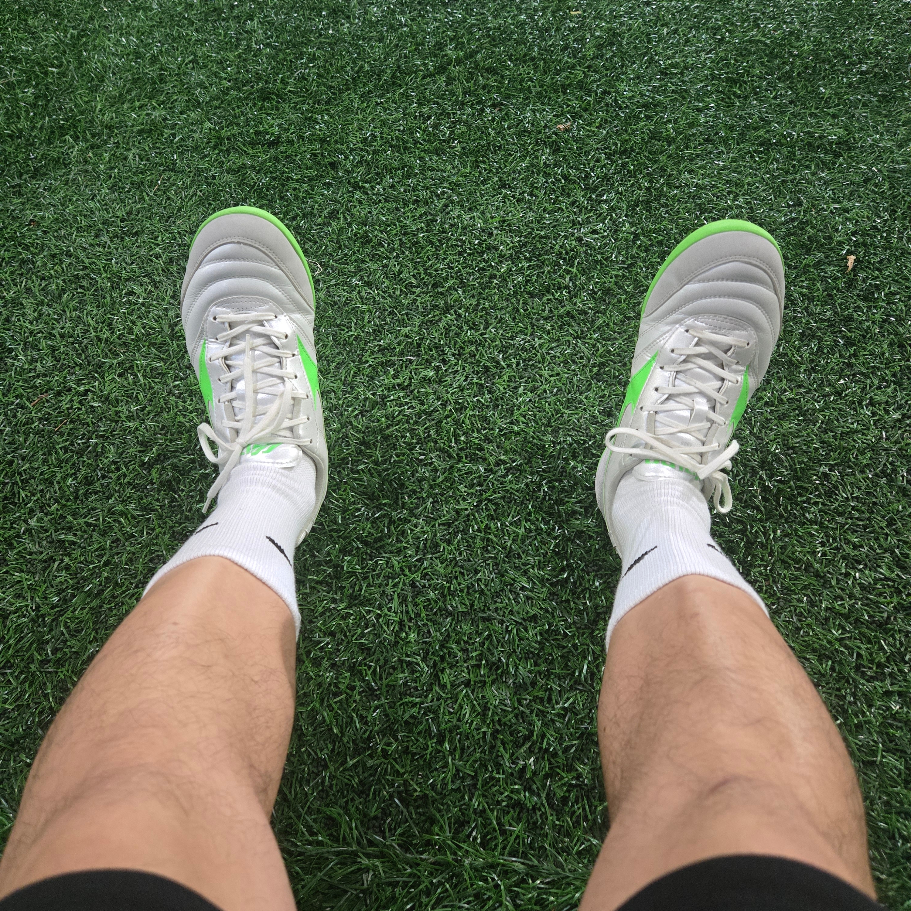 Mizuno Morelia Sala Elite TF White Neon Green 착용 스타일 - 1