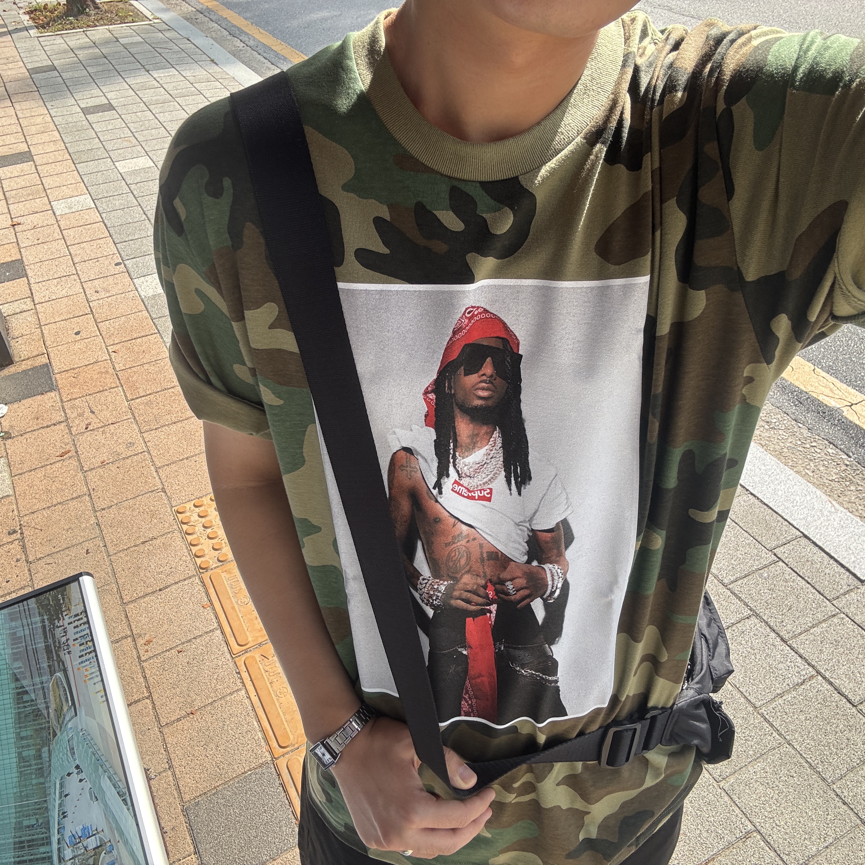 Supreme Playboi Carti T-Shirt Woodland Camo - 25FW 착용 스타일