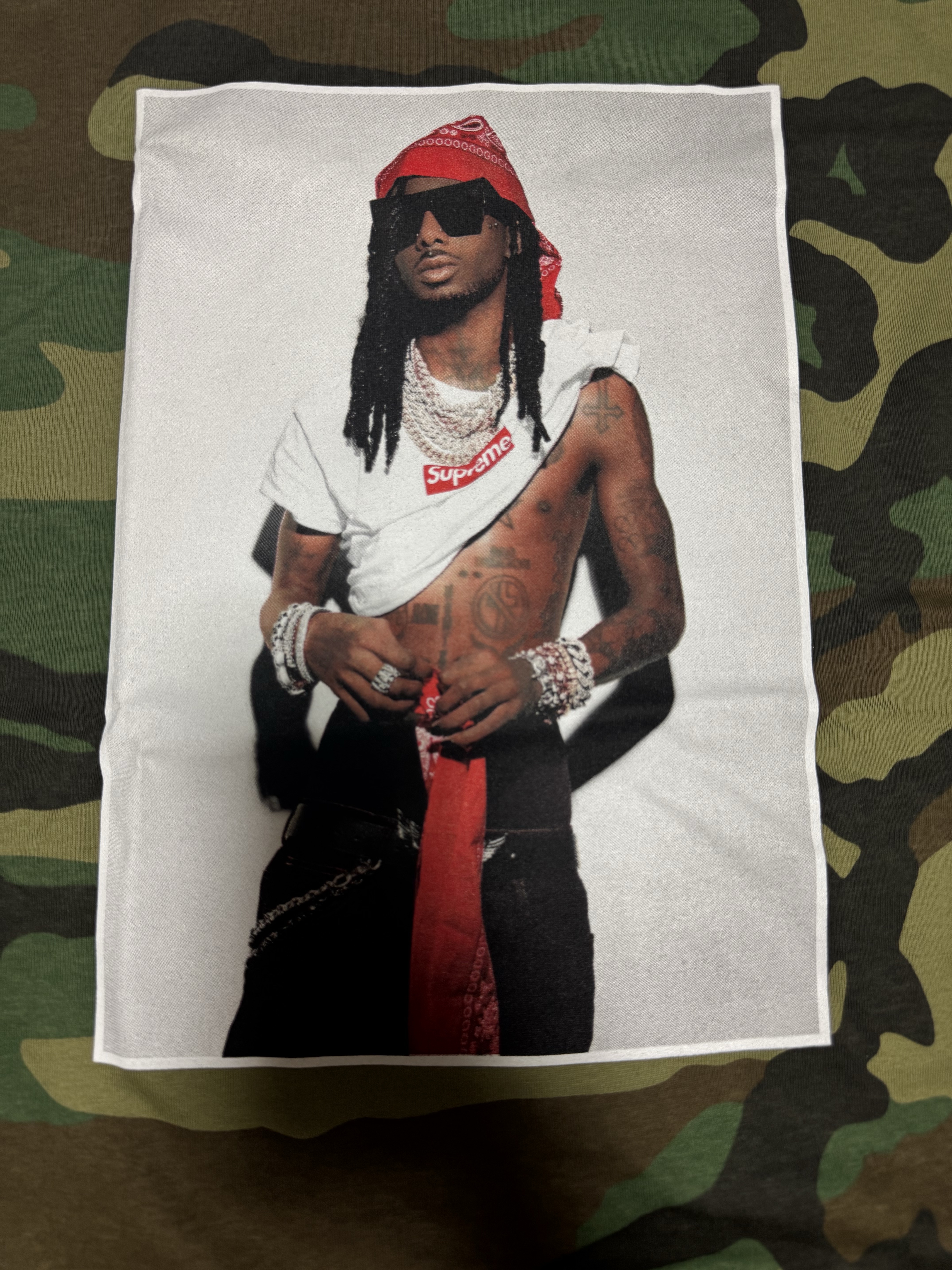 Supreme Playboi Carti T-Shirt Woodland Camo - 25FW 착용 스타일