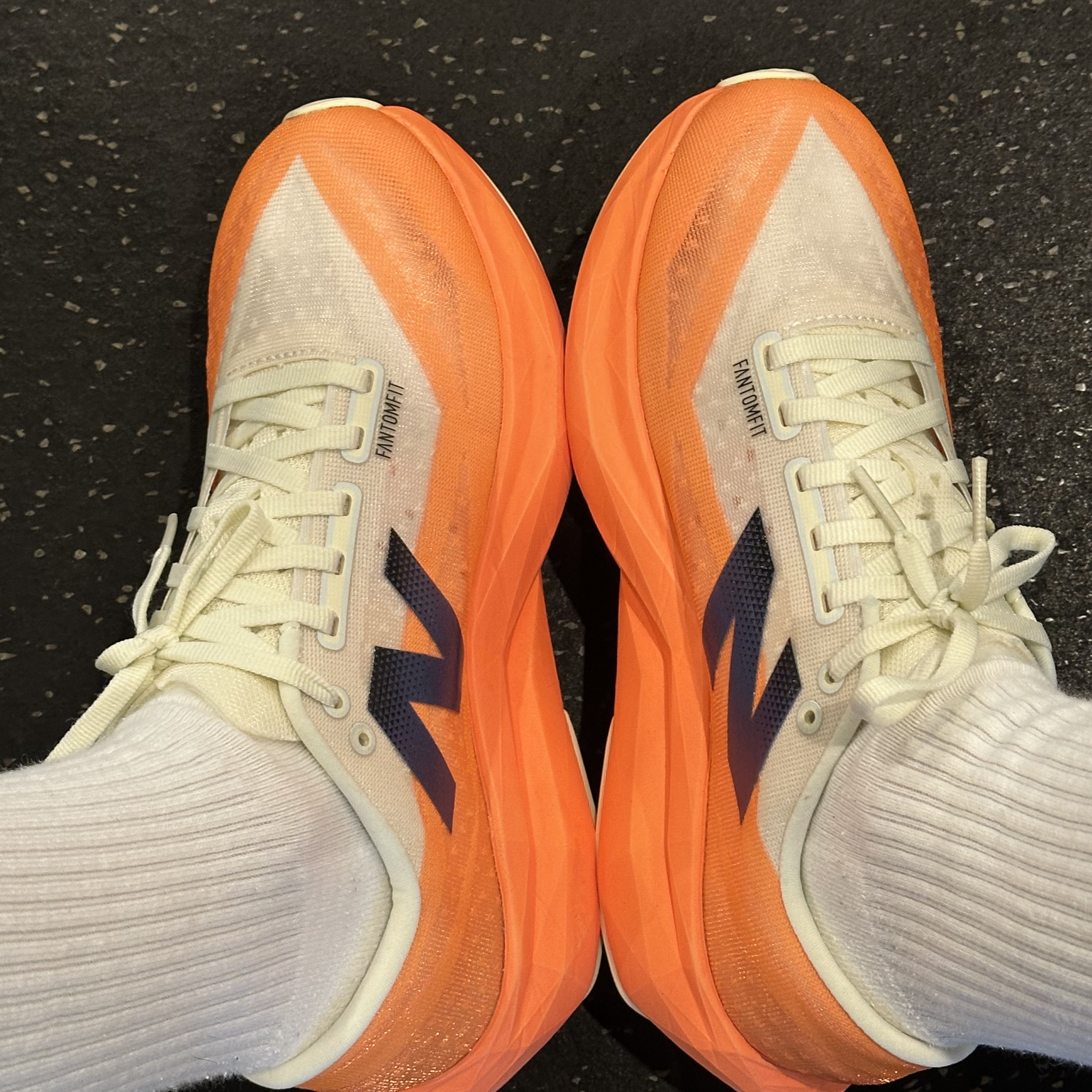 New Balance Fuelcell Rebel v4 Hot Mango Angora - 2E Wide 착용 스타일