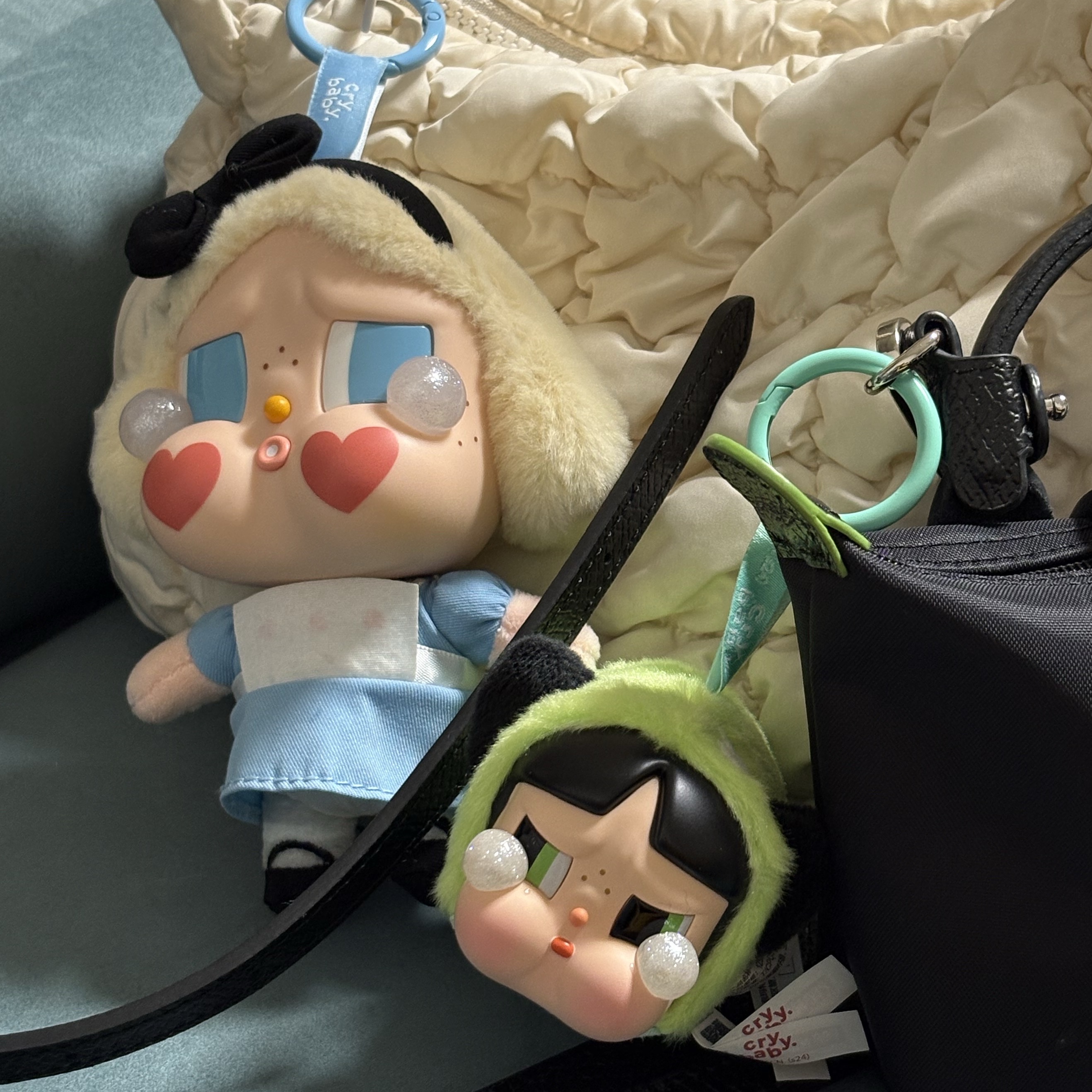 Pop Mart Crybaby x Powerpuff Girls Series Keyring Buttercup (Opened Case), Pop Mart Crybaby Crying Again Series Plush Keyring She's Alice (Opened Case) 착용 스타일