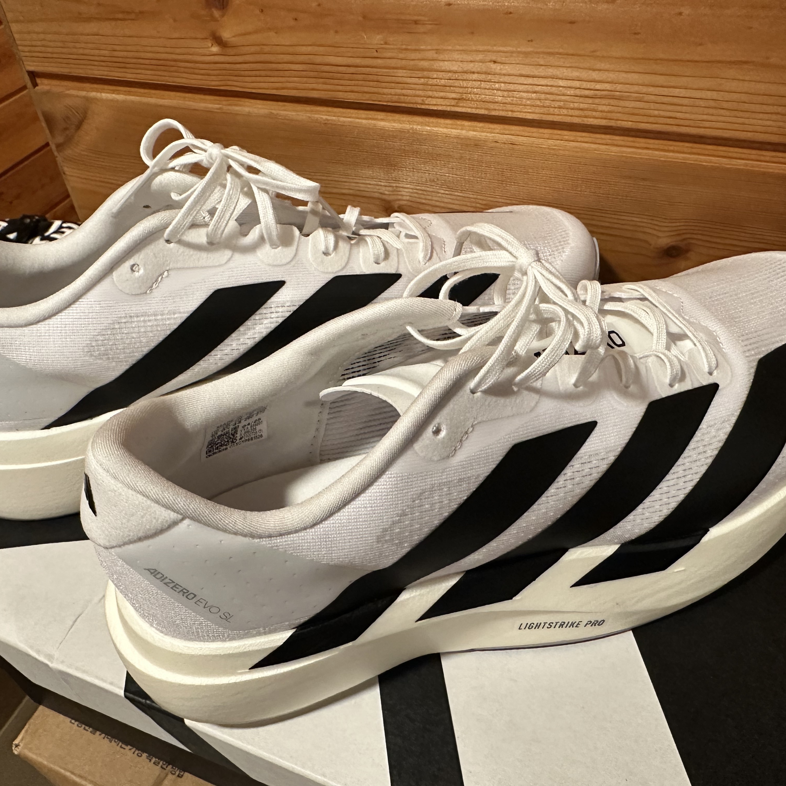 Adidas Adizero EVO SL Cloud White Core Black 착용 스타일