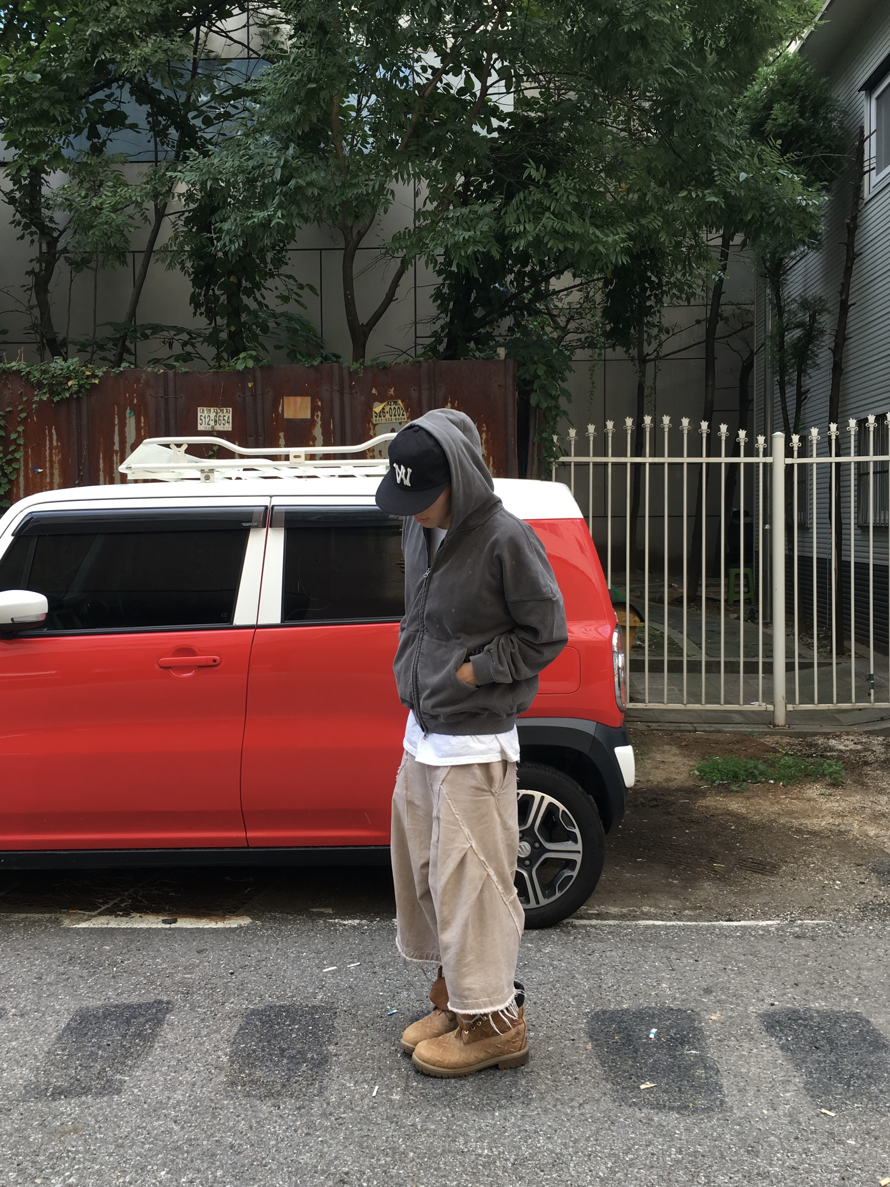 [KREAM 단독] NOMANUAL Painted Hooded Zip-up Washed Black, Aoiro 6-Panel Bone A/N Cap Black 착용 스타일 - 1