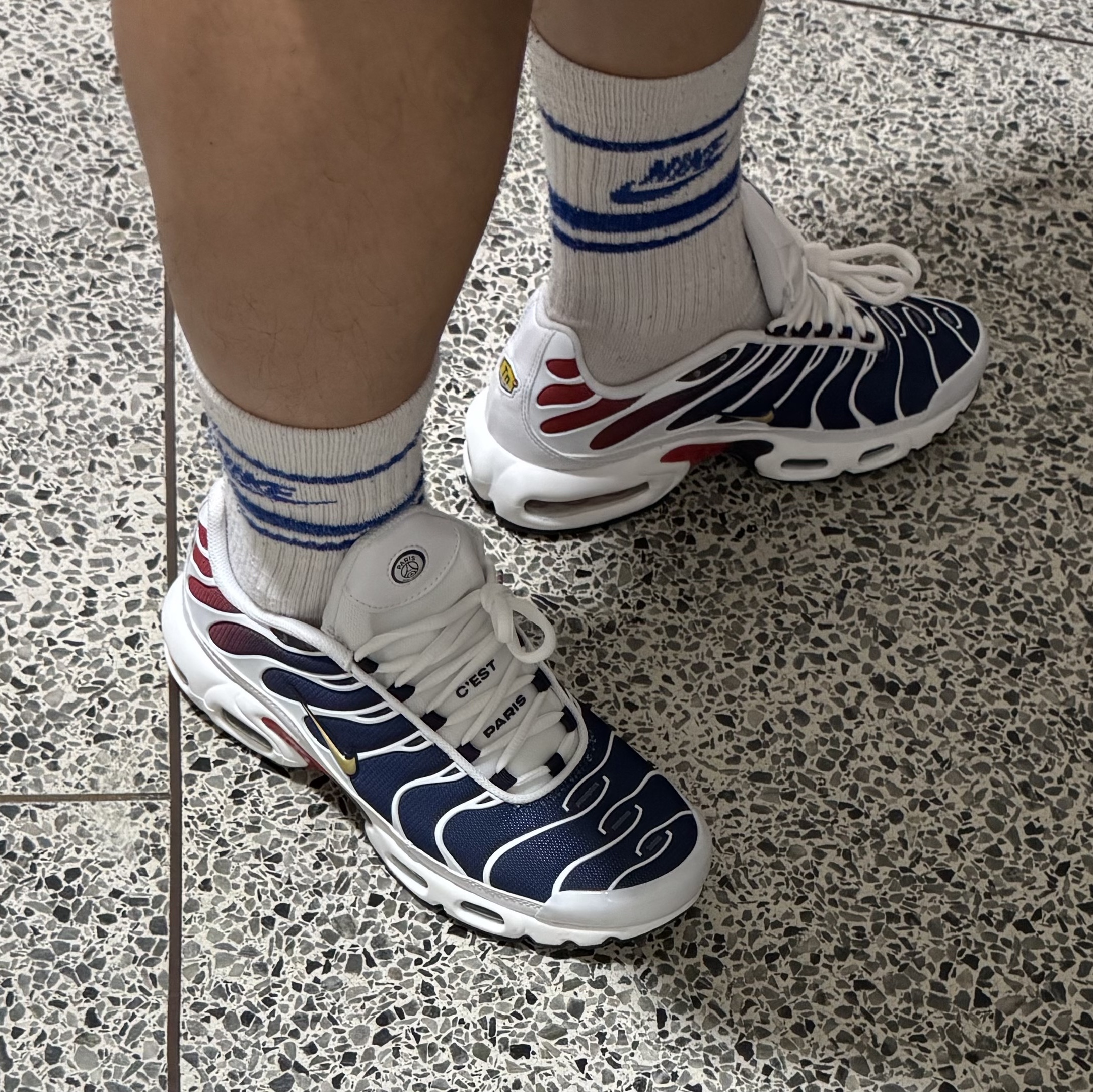 Nike x Paris Saint-Germain Air Max Plus White Metallic Gold 착용 스타일