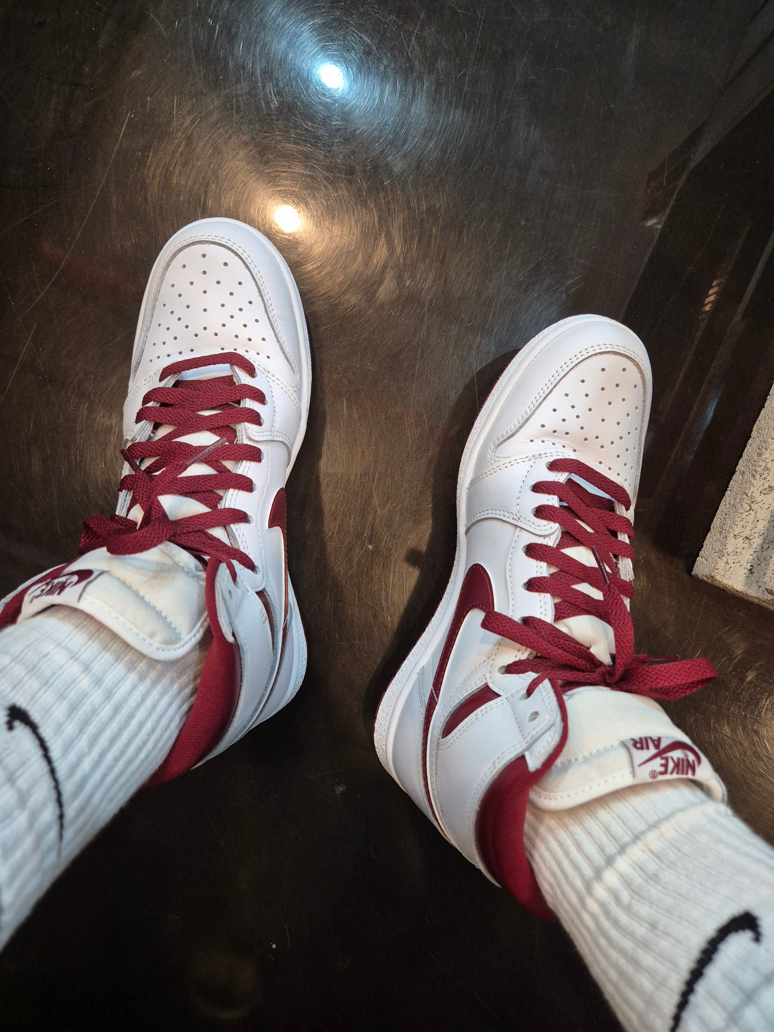 Jordan 1 High 85 Metallic Burgundy 착용 스타일
