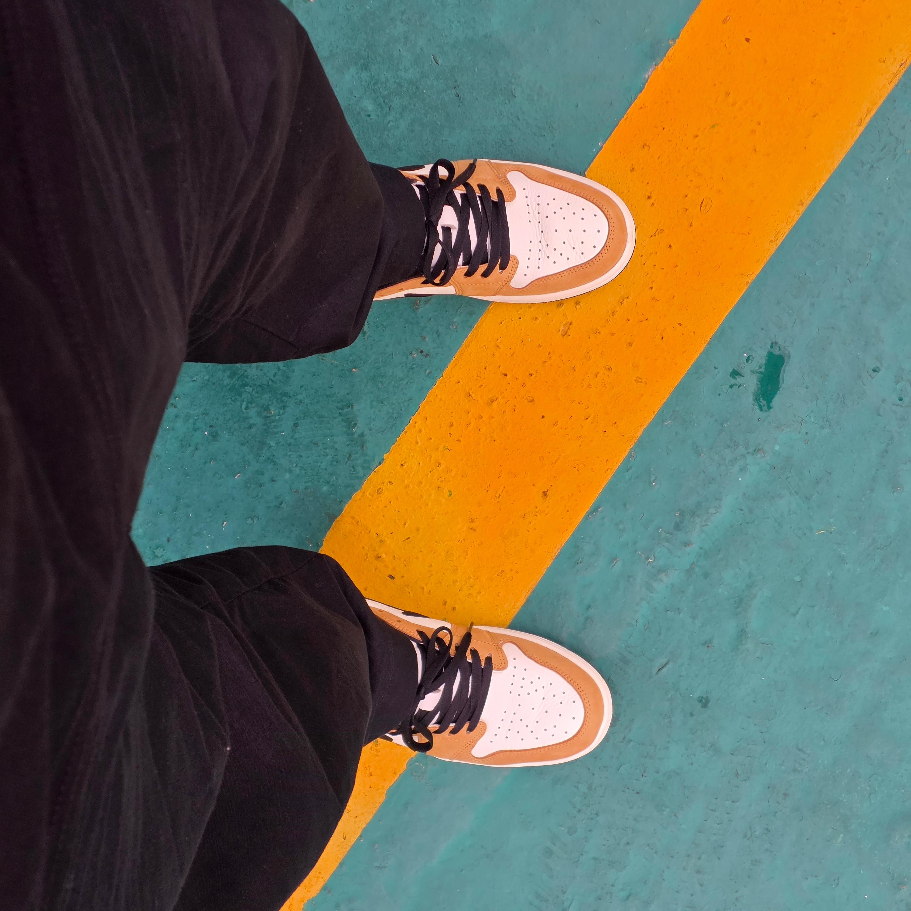Jordan 1 Low OG Sail and Golden Harvest 착용 스타일