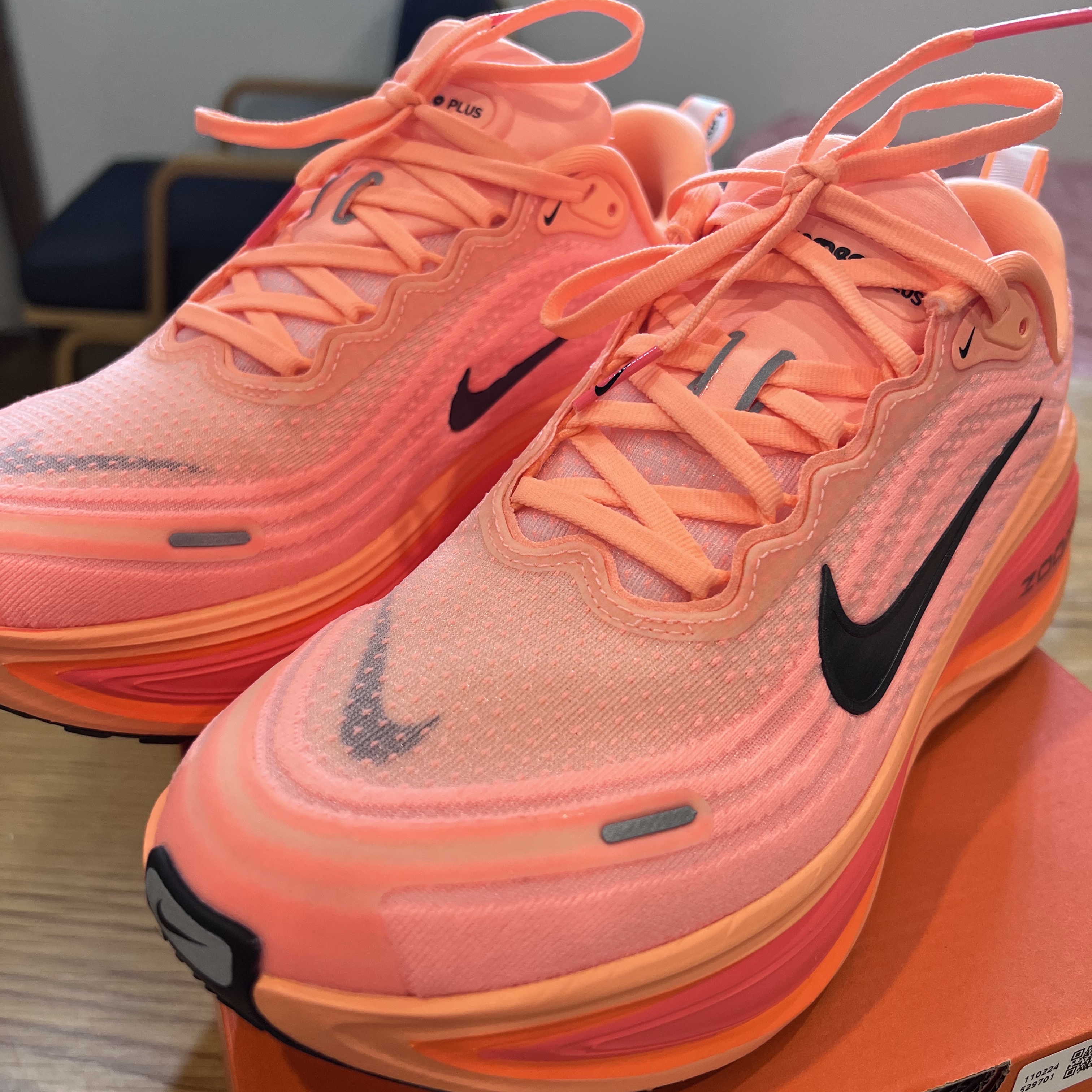 Nike Vomero Plus Orange Pulse Hot Lava 착용 스타일